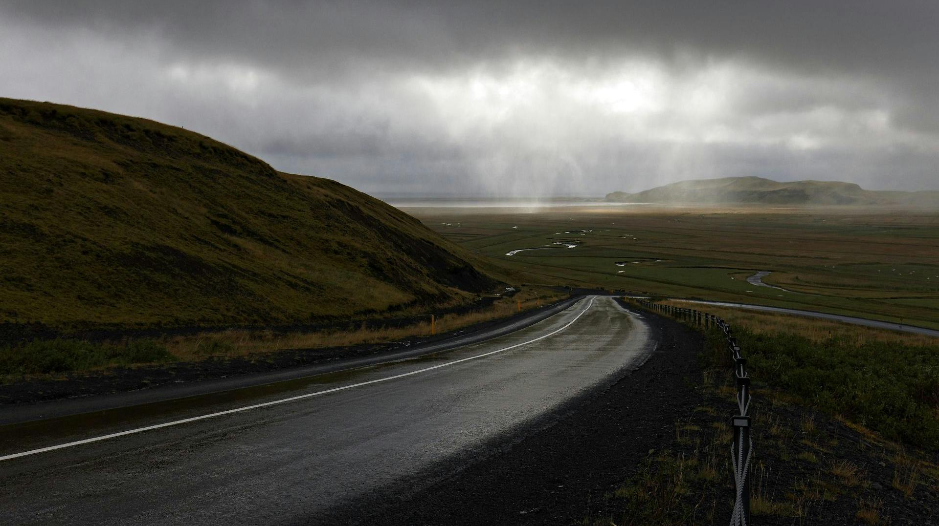Det er desværre kun skyerne, vi får glæde af fra Island i weekenden. Den smukke natur beholder de.