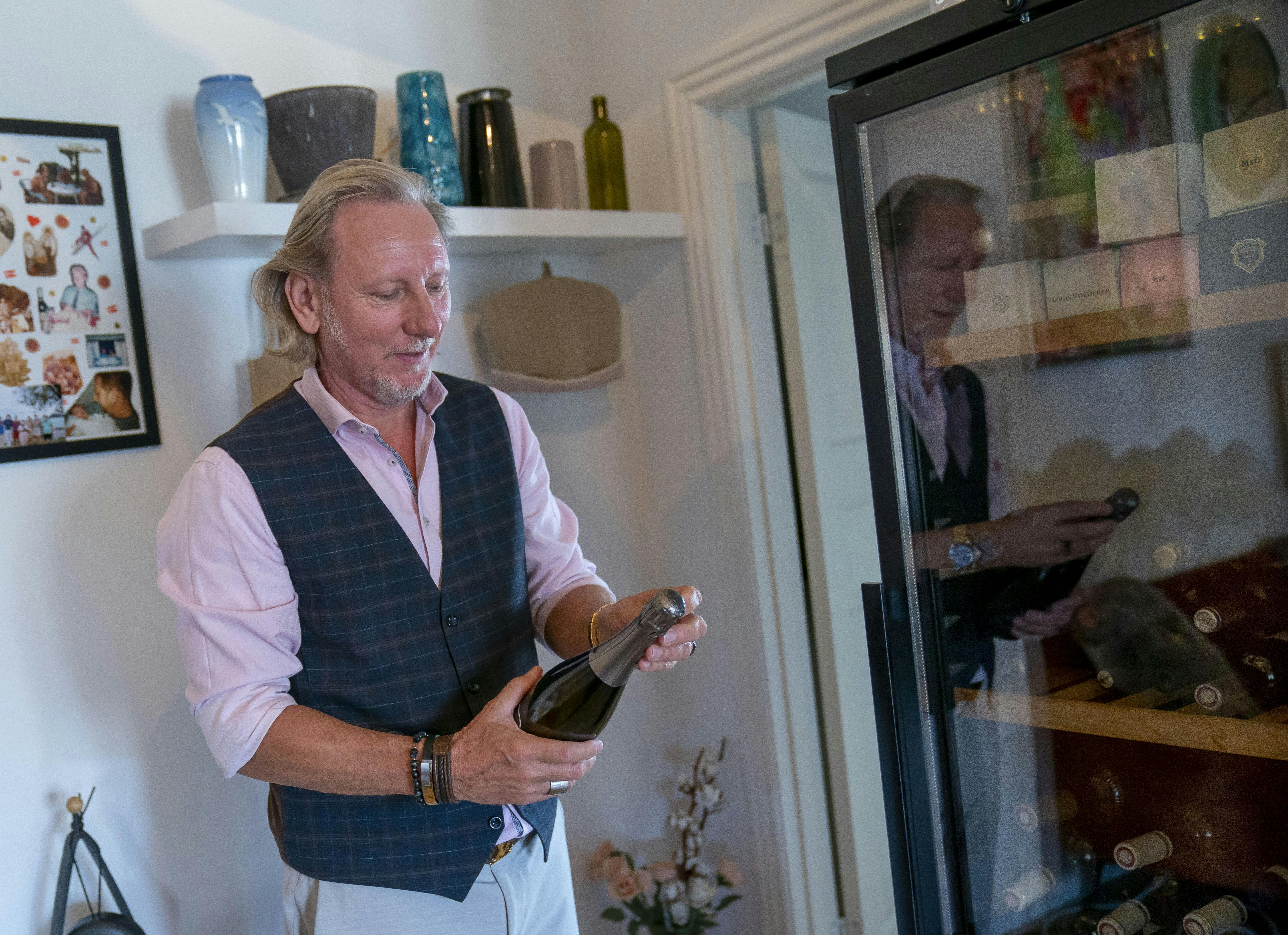 Han er glad for champagne.
– Det er det foretrukne, siger Steen, som er en rigtig livsnyder. Til daglig træner han på luksushotellet Nimb ved Tivoli, inden han tager på arbejde.
– Om sommeren har de den her tagterrasse med swimmingpool, og så l