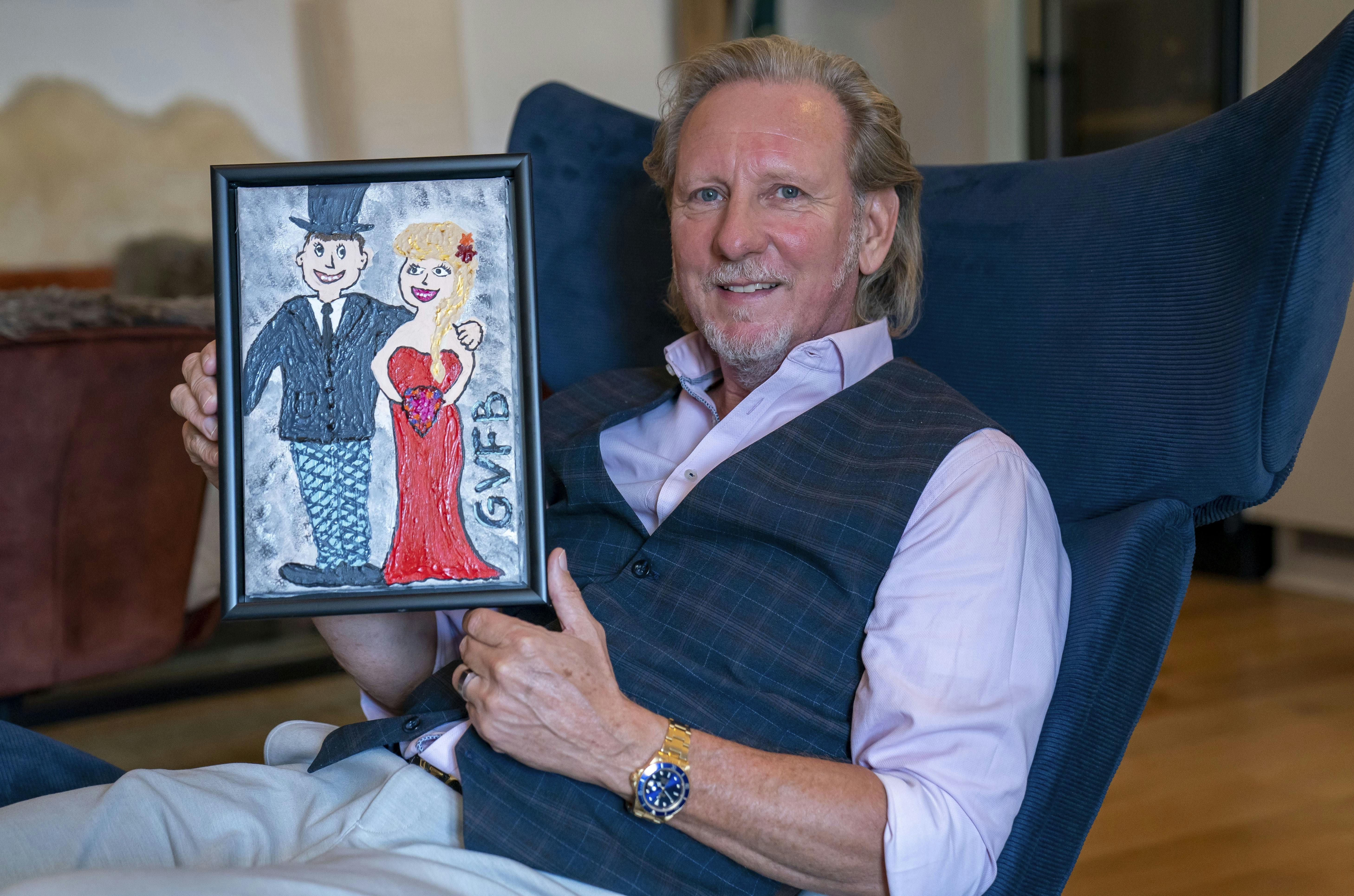 DR-gommen med morgengaven fra Mette – et maleri, som hun selv har malet, inden hun og Steen sagde ja til hinanden i programmet. I dag har det en central placering i Steens stue.