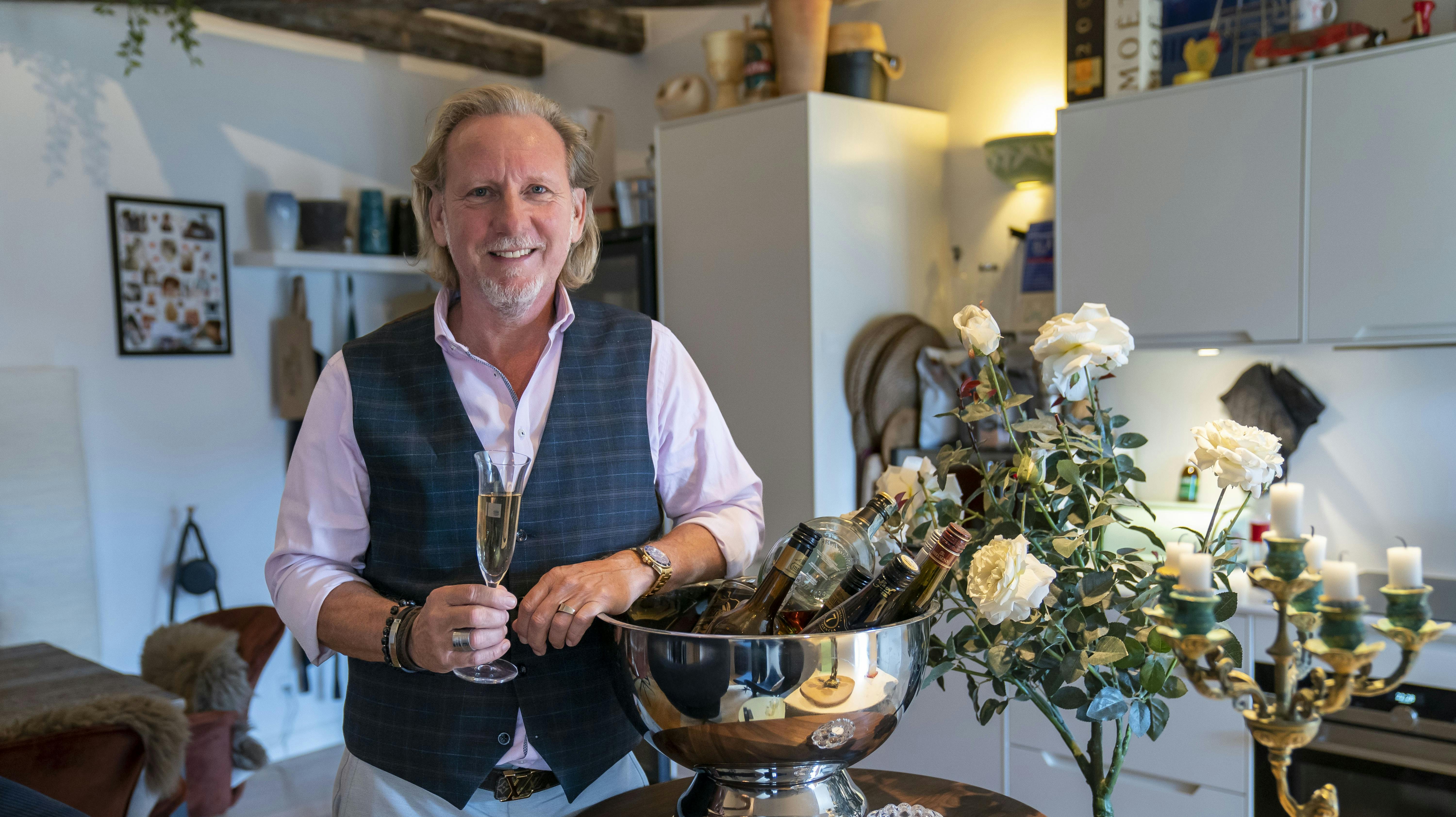 – Nu bliver jeg 60 næste år, og det er måske lige tidligt nok at sige: “Nå, det var det” med hensyn til kærlighedslivet. Så jeg tænkte: “Nu giver jeg det her en chance – det kan være, jeg har overset noget, som eksperterne kan se”, sig