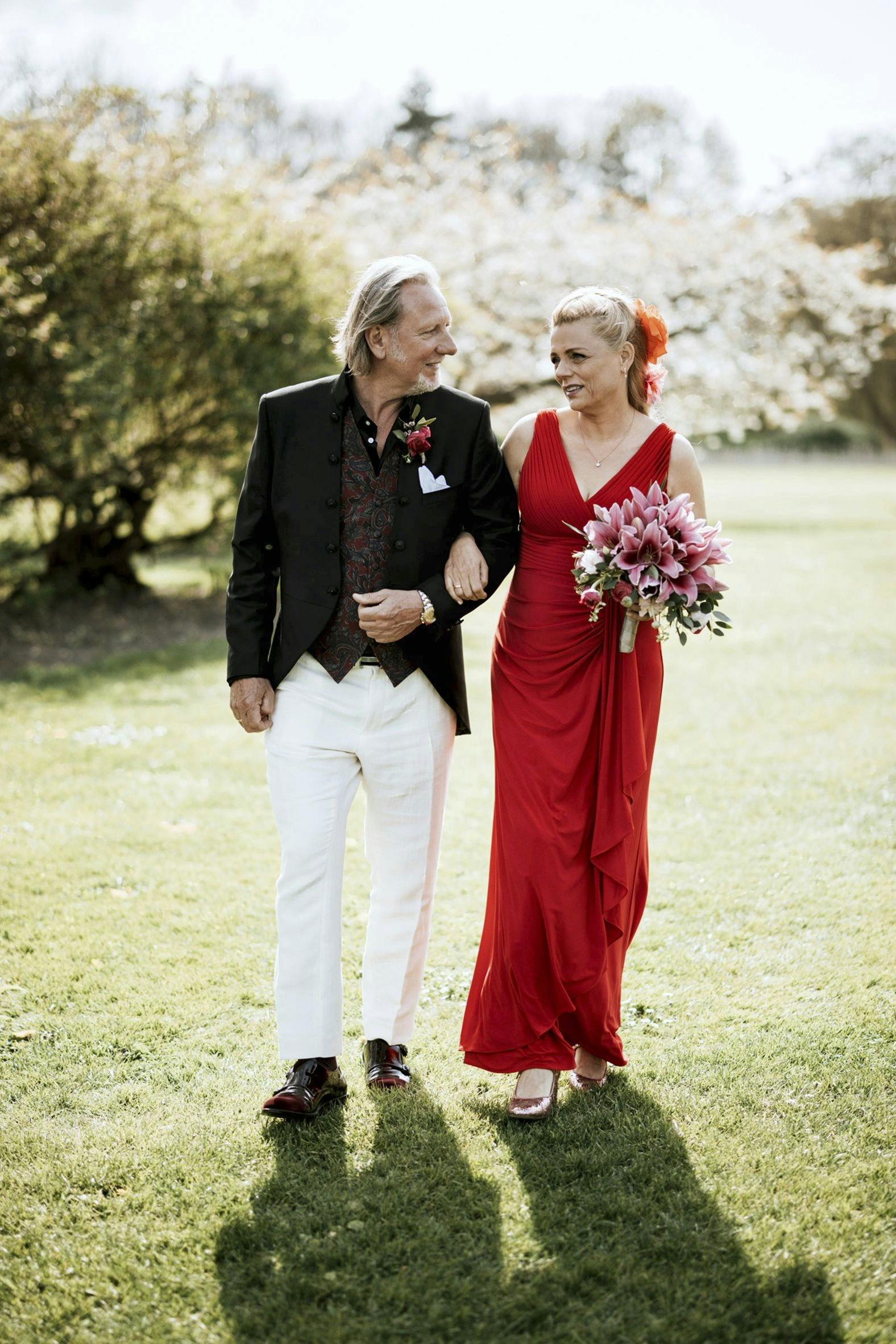 I “Gift ved første blik” bliver Steen smedet sammen med Mette Blume, 59.
– Jeg tænkte “wow – en flot kvinde!” Lige nøjagtig sådan en, som jeg normalt ville gå efter – slank, langt hår og frisk, siger Steen om det første møde med sin – på det tidsp