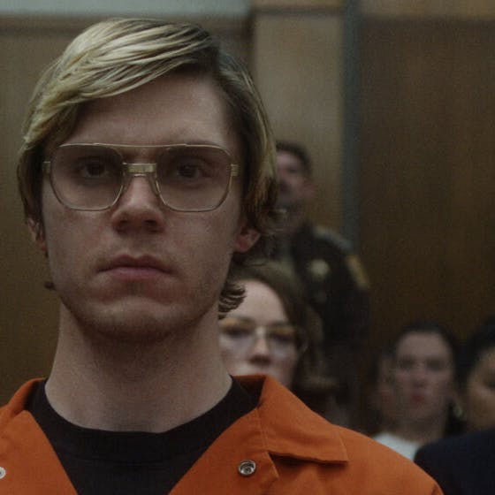 Evan Peters kan lige nu opleves i rollen som den gruopvækkende Jeffrey Dahmer i Netflix-serien "Monster: The Jeffrey Dahmer Story", som der også kommer en sæson to af.