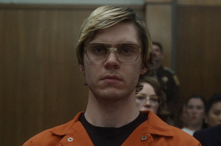 Evan Peters kan lige nu opleves i rollen som den gruopvækkende Jeffrey Dahmer i Netflix-serien "Monster: The Jeffrey Dahmer Story", som der også kommer en sæson to af.
