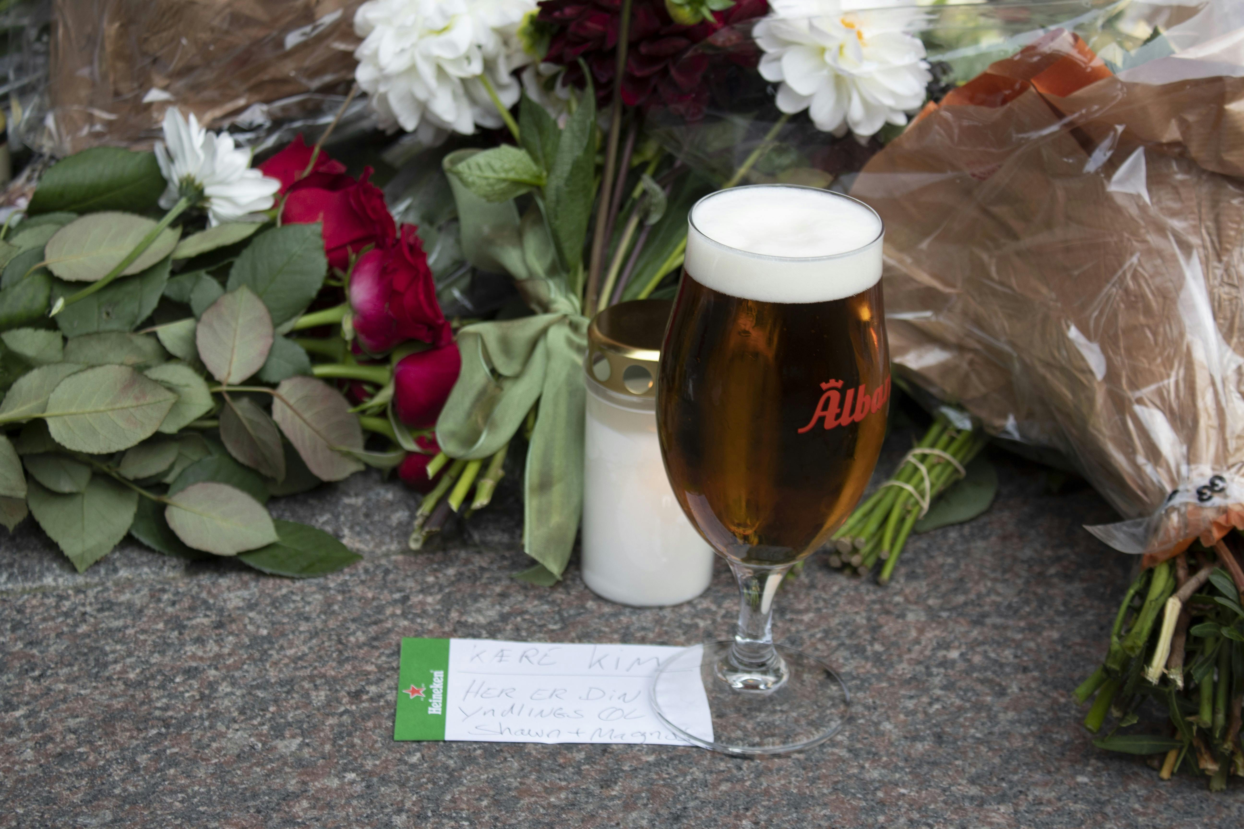 - Kære Kim. Her er din yndlingsøl. Shawn og Magnus, står der på en lap papir under en fadøl, der består af halv Odense Classic, halv Odense Pilsner. Som Kim Larsen foretrak det.&nbsp;
