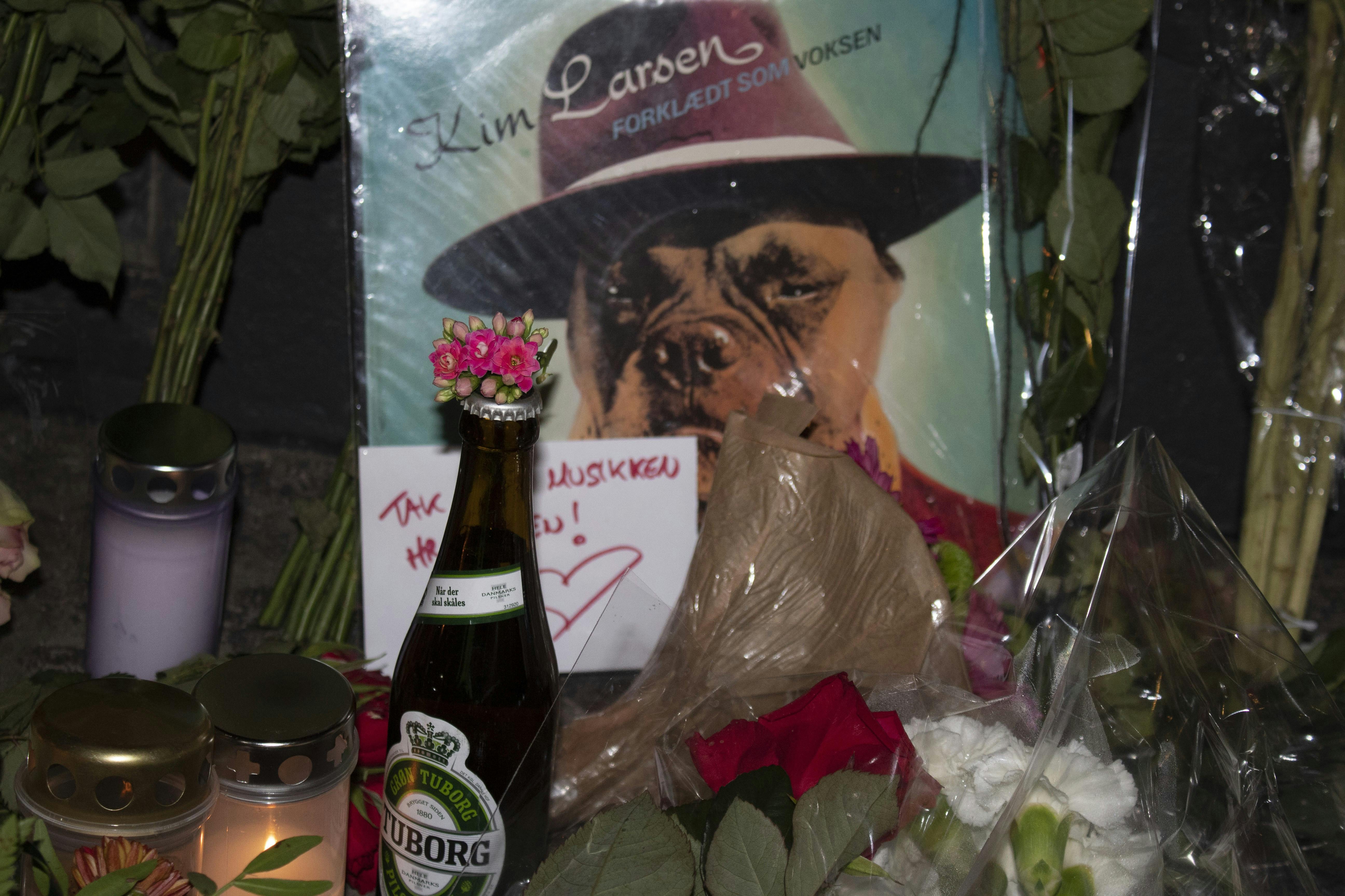 Pladeomslag, øl og blomster blev lagt foran Kim Larsens opgang i Claus Bergs Gade i Odense, da hans død blev annonceret. 