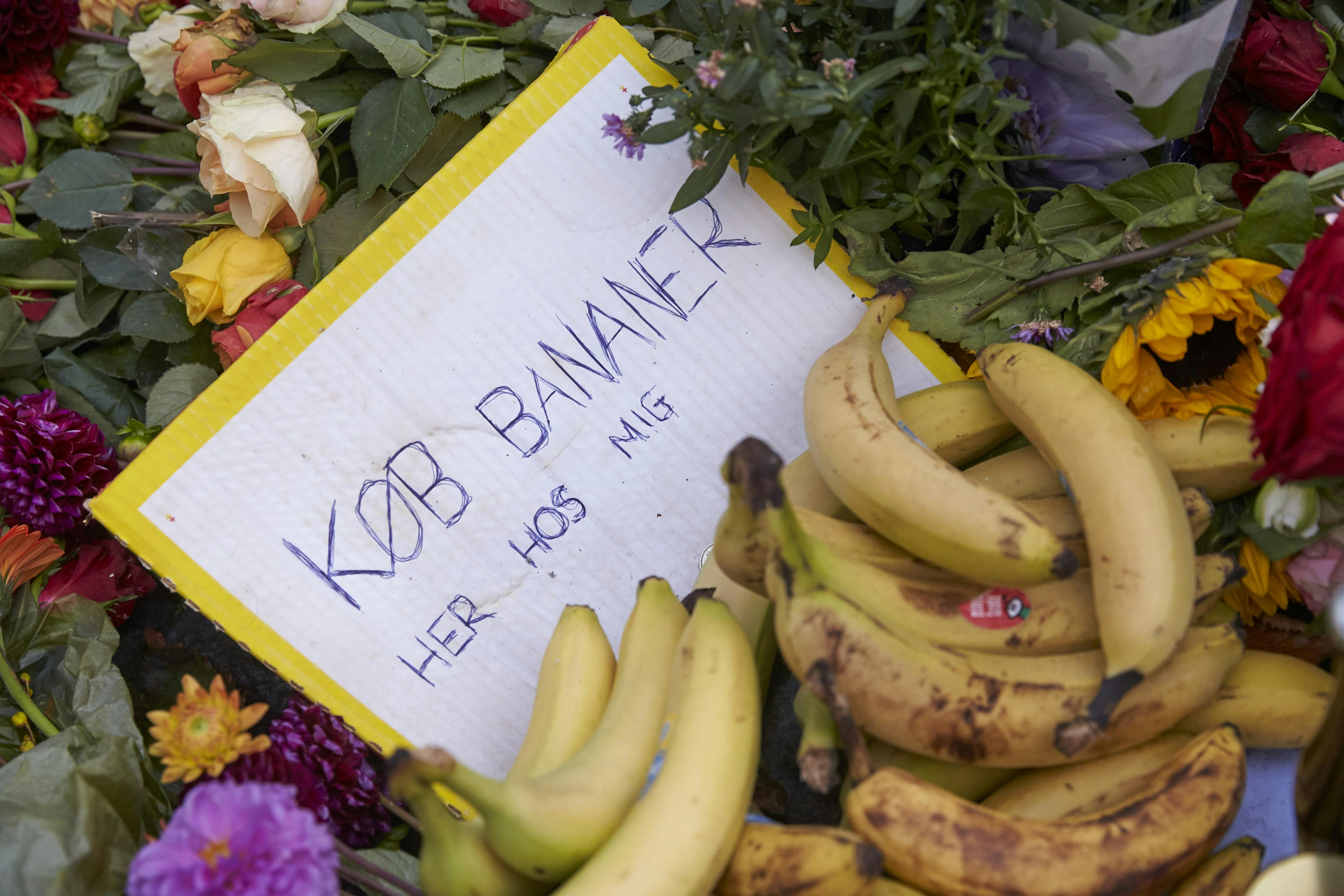 Også på Christianshavns Torv lagde sørgende fans blomster og andre tilkendegivelser. Her blandt andet en klase bananer med henvisning til en af Larsens udødelige klassikere.&nbsp;
