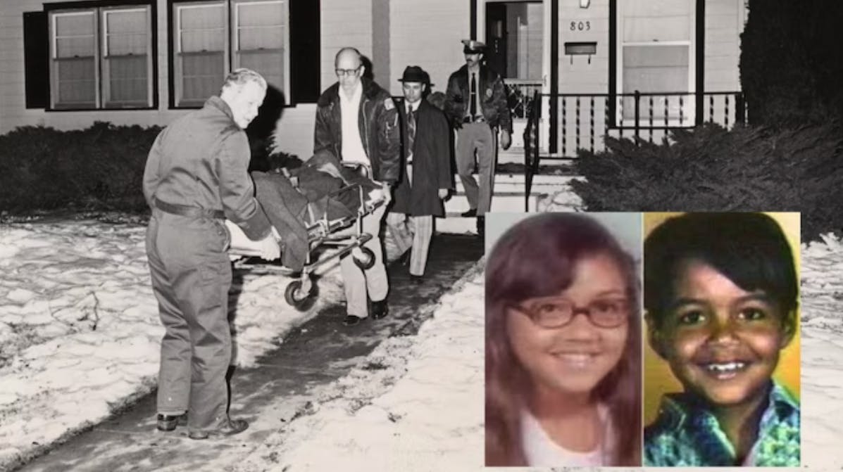 Et af ofrene fra Otero-familien bæres ud. BTK-morderen slog både Josephine, 11, og Joseph Jr., 9, ihjel.