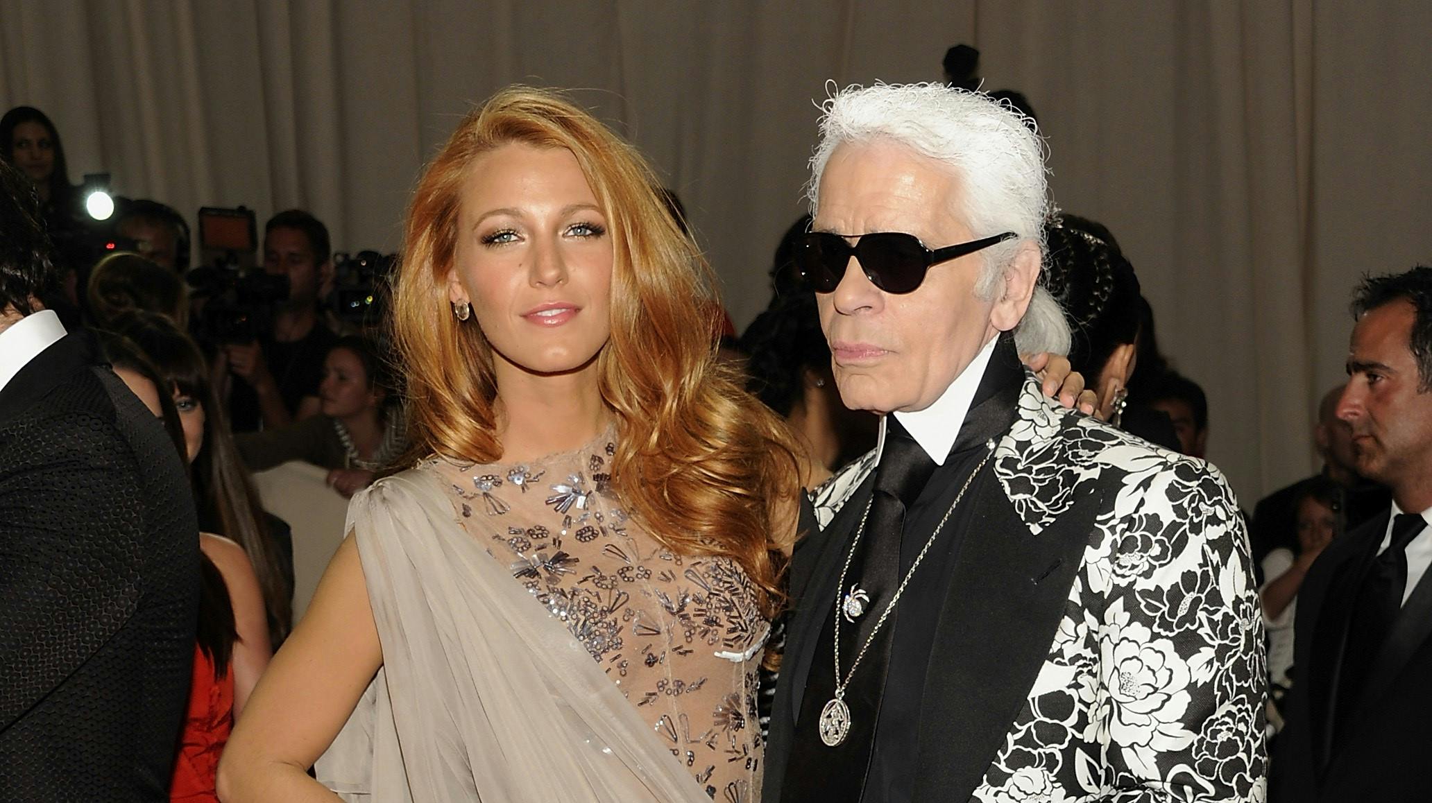 Skuespillerinde Blake Lively var vært for dette års Met Gala. Her er hun sammen med den afdøde designer i 2011, hvor temaet hyldede Alexander McQueen 