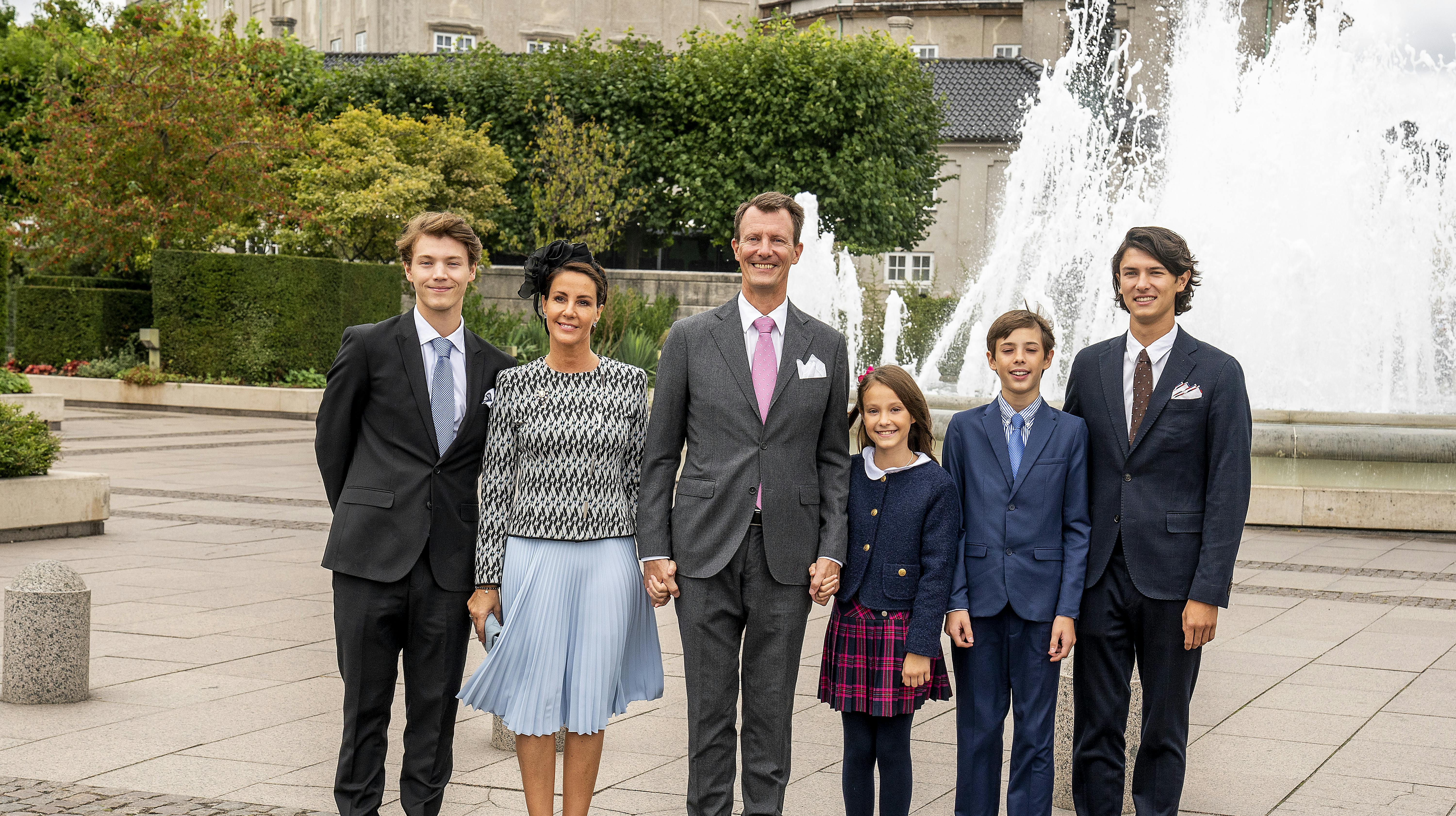 Familien er dybt berørt af beslutning om at fratage titlerne prins og prinsesse fra alle fire børn.