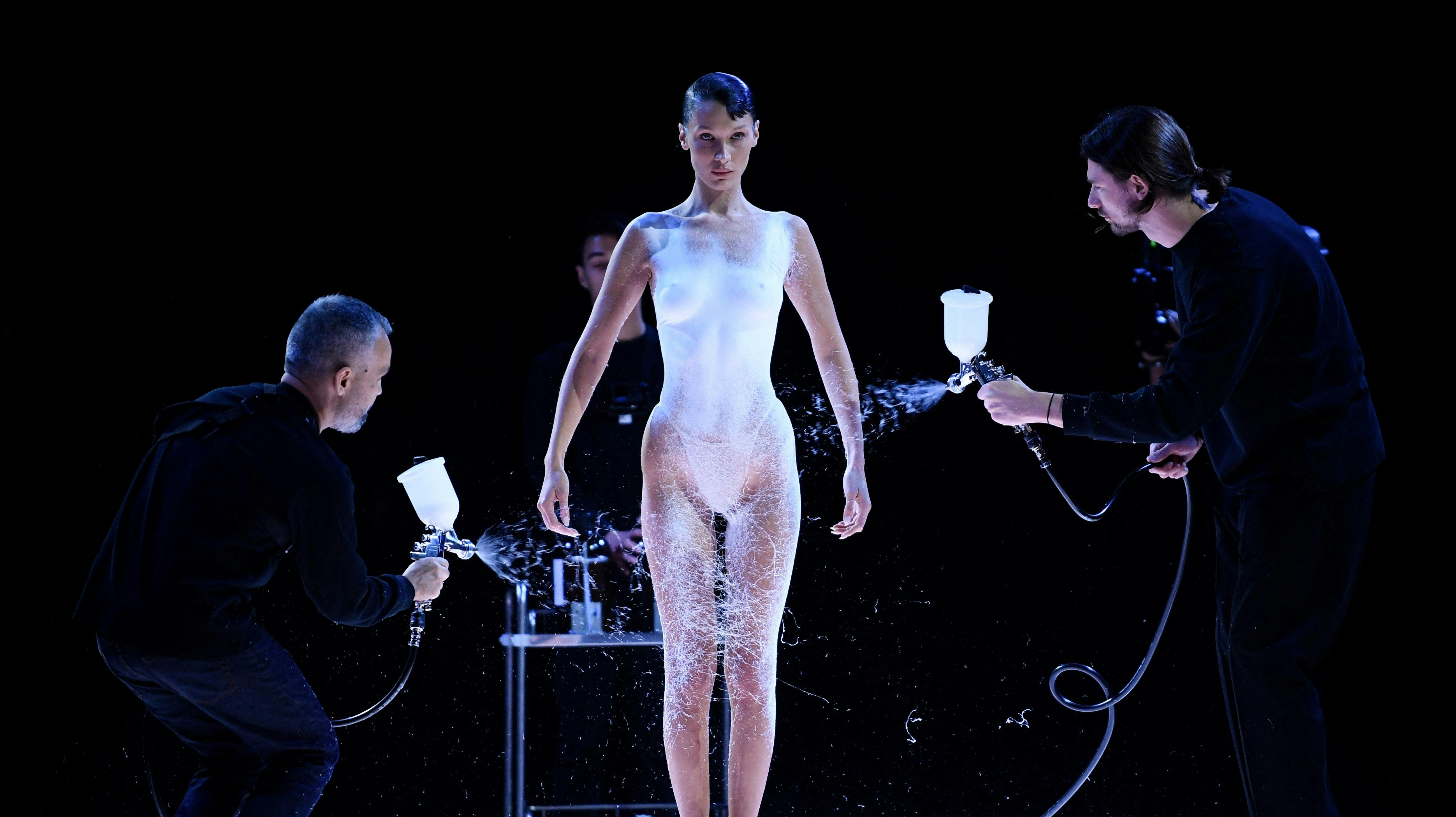 Publikum så måbende og fascinerede til, mens der blev skabt en kreation på Bella Hadid på scenen under Paris Fashion Week 2022