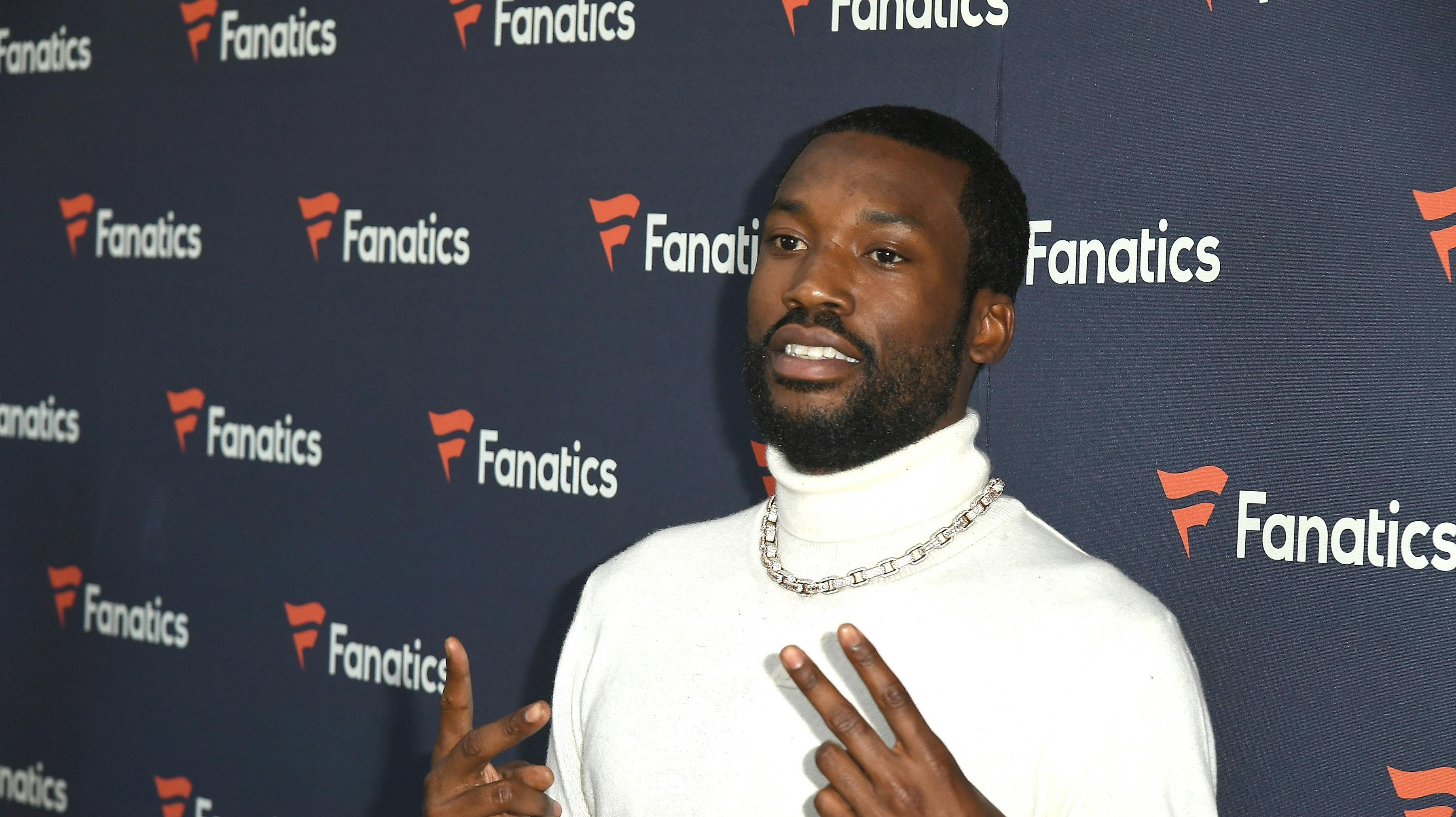 - Jeg respekterer dig. Tak, lyder det blandt andet fra rapperen Meek Mill, der er begejstret over guvernørens beslutning om at skrive under på ny lov