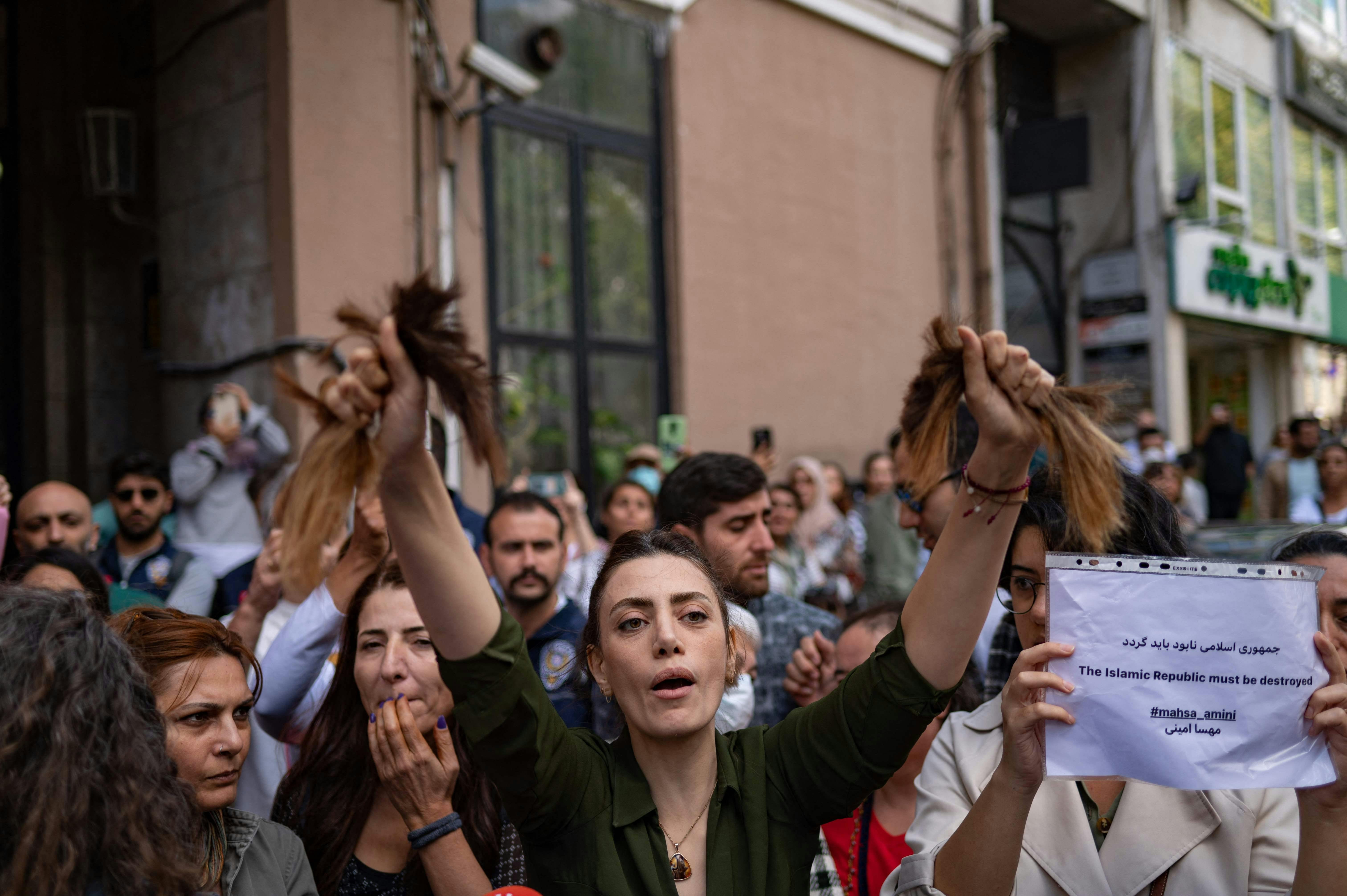 Iranske kvinder går på gaden - lige her i Tyrkiet - hvor de klipper deres hår af og råber: Kvinde - Livet - Frihed.