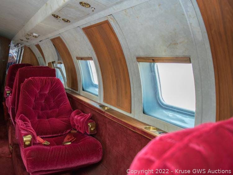Så bliver det altså ikke meget frækkere. Der er velour og mørkt træ for ALLE pengene inde i Elvis Lockheed JetStar