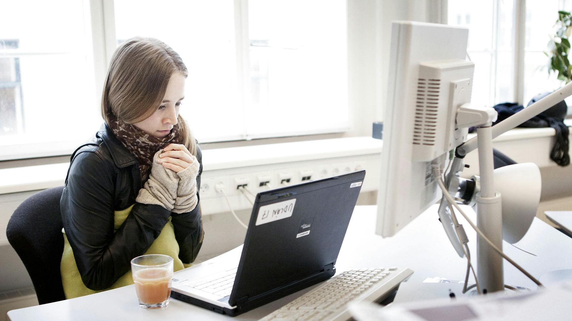 Der kan blive brug for både varme drikke og mere tøj, hvis man skal komme igennem arbejdsdagen i det offentlige og på en række af private virksomheder dette efterår og ikke mindst til vinter.