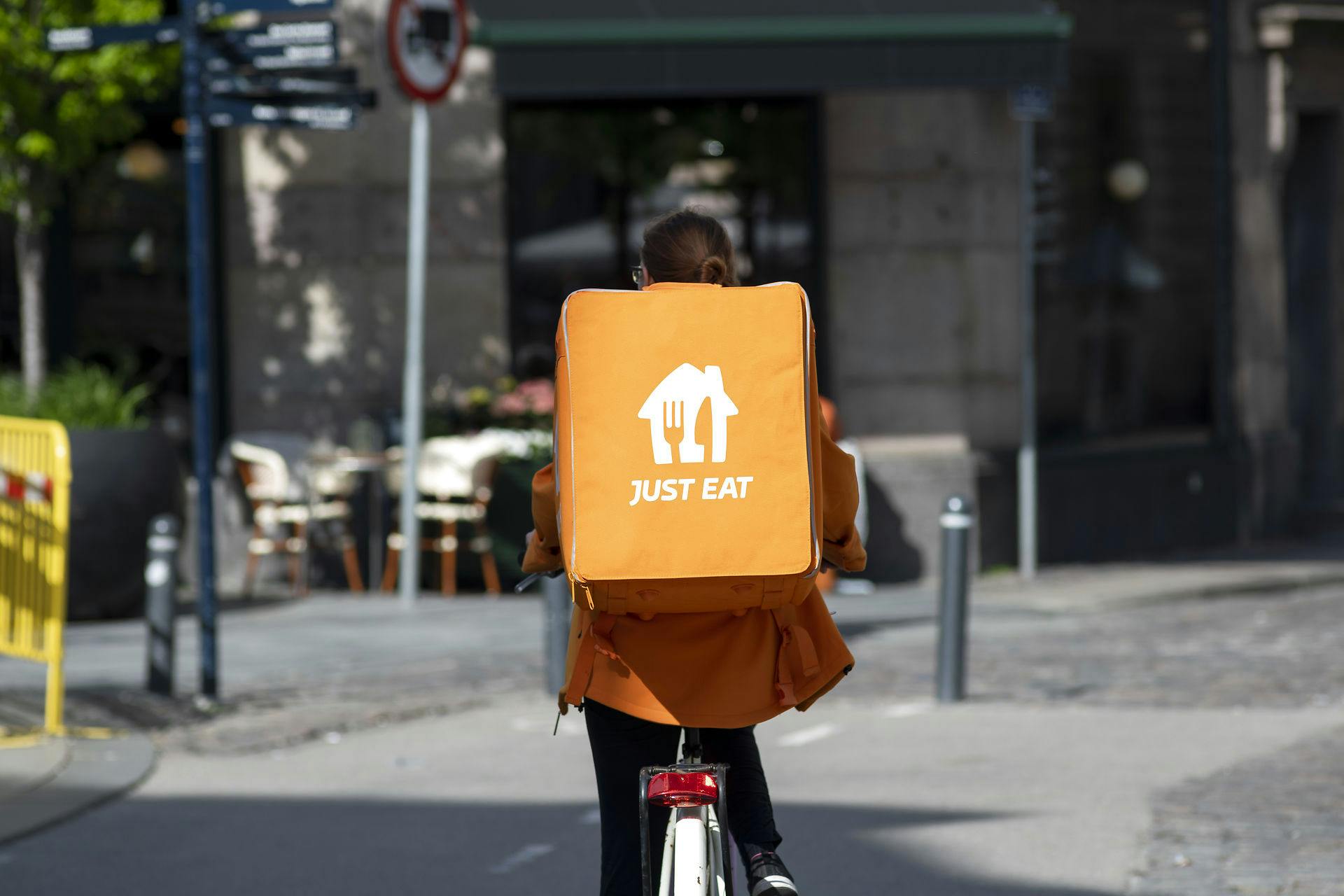 Det er ikke kun vejr og vind, at cykelbudene skal kæmpe med. Bandemedlemmer i København har åbenbart fundet sig en nem metode til at stjæle dyre elcykler, når der leveres mad i "deres område".