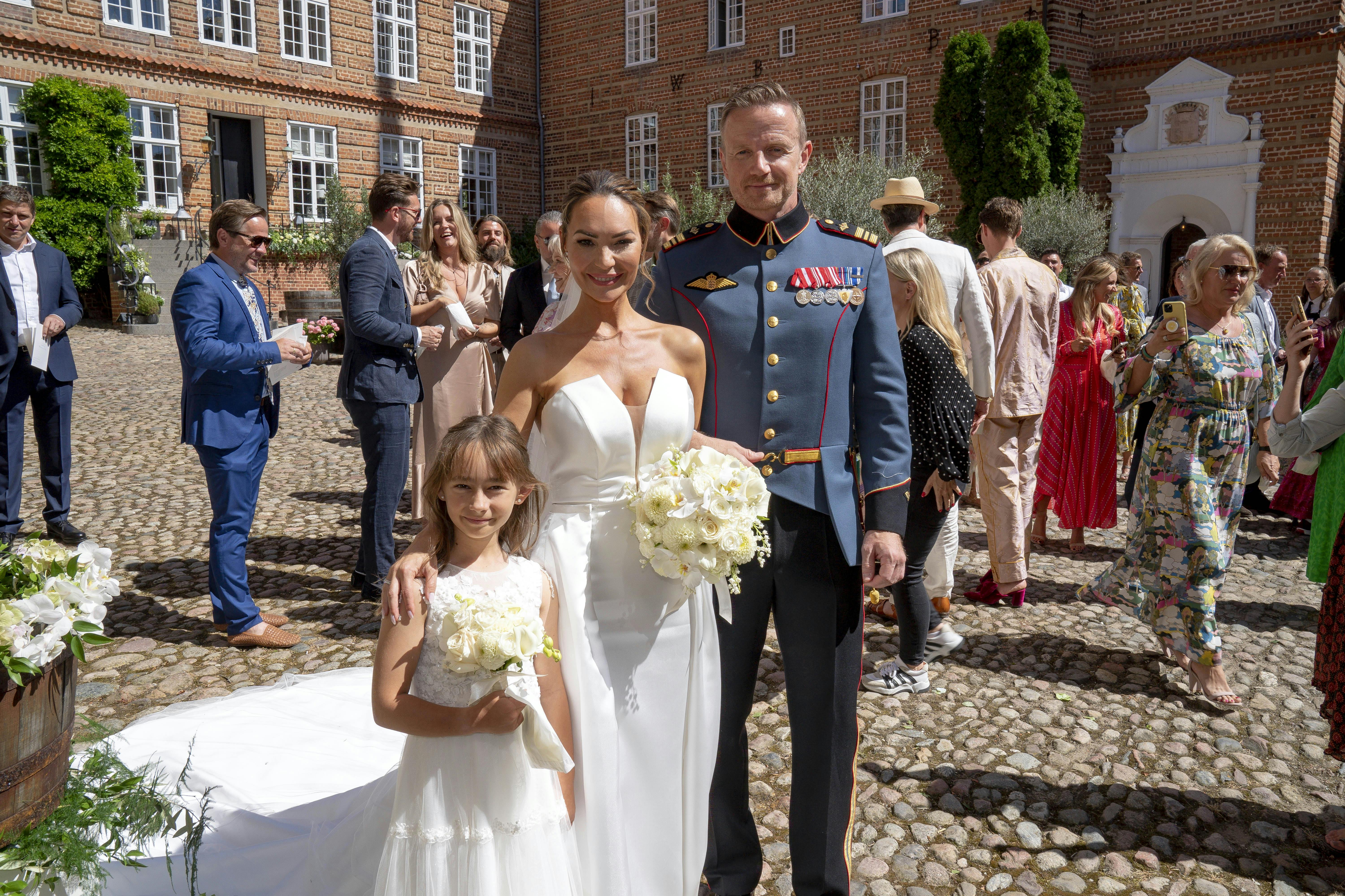 Mascha Vang har datteren Hollie Nolia fra sit forhold med Nicolas Kiesa.
- Man kan jo få børn med hvem som helst, lyder den skarpe kommentar til eksen i udsendelsen. 
Nu har hun valgt kærligheden til med Troels Krohn Dehli - nu Vang.