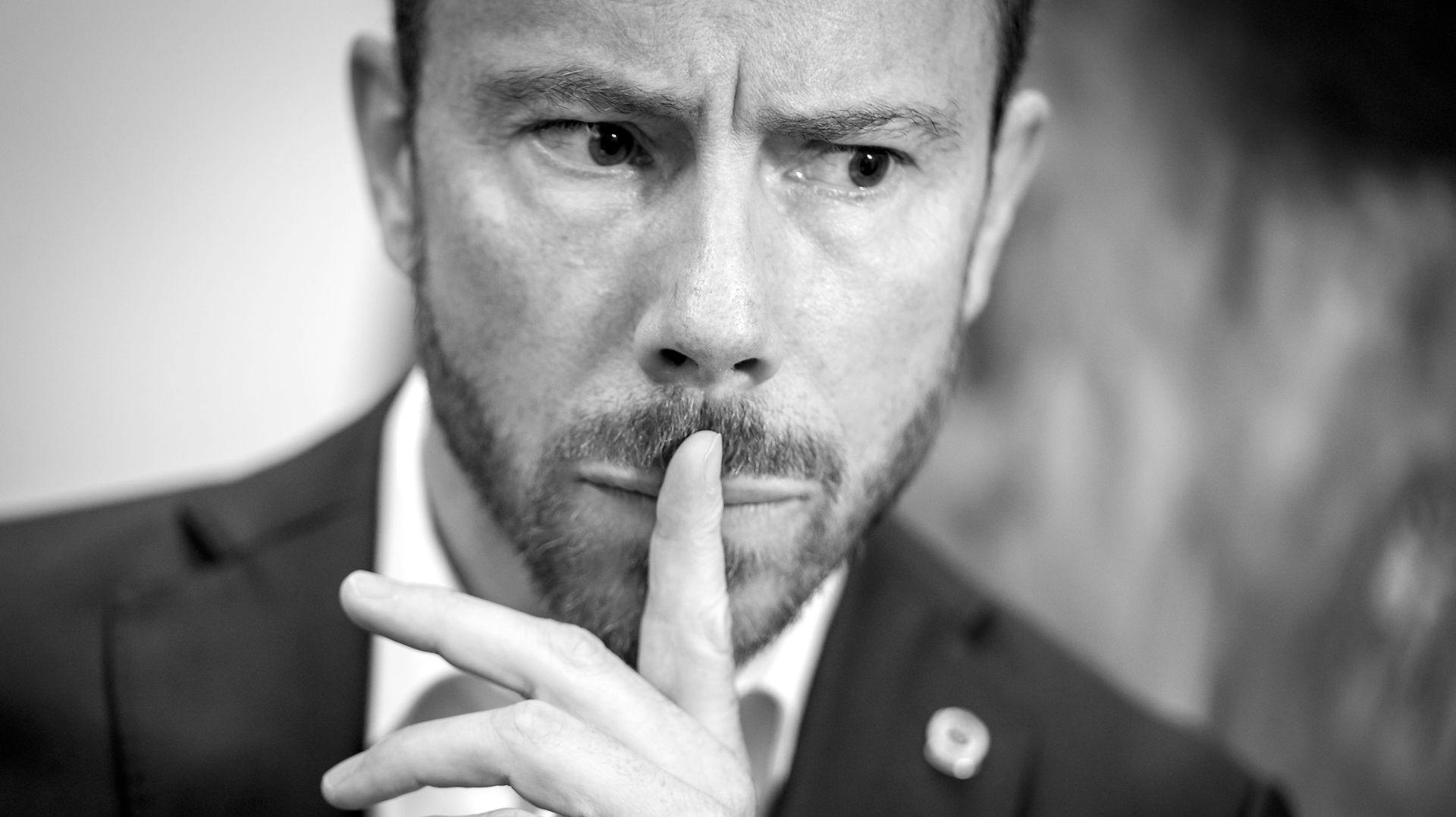 Grå, alvorlig, seriøs - og arrogant? Jakob Ellemann-Jensen erkender i dag, at meget taler imod ham, når det gælder den elskelighed, som en kommende statsminister også skal besidde for at vinde mange stemmer.