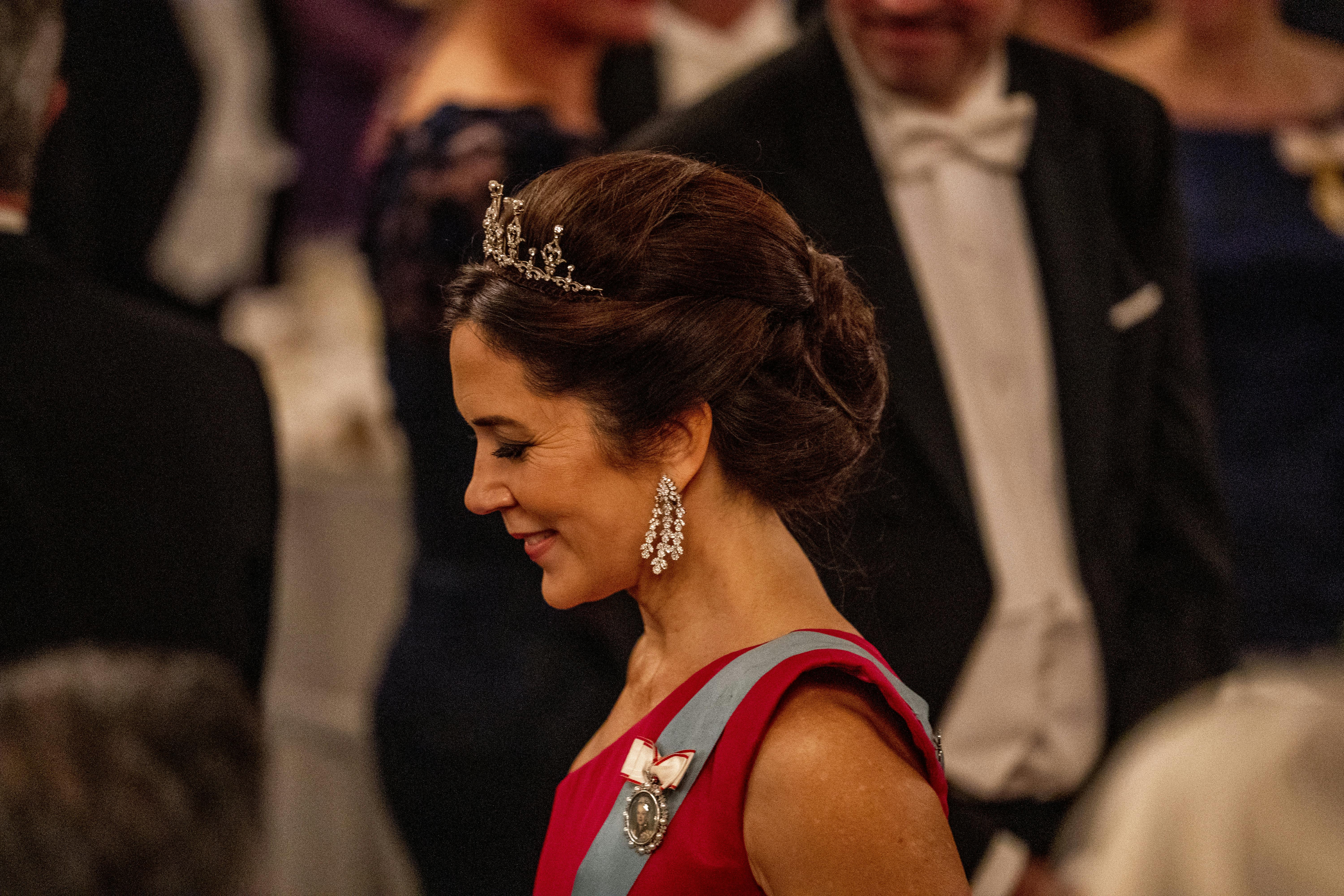 Kronprinsesse Mary er ved at blive kørt i stilling til at blive den kommende dronning. 
