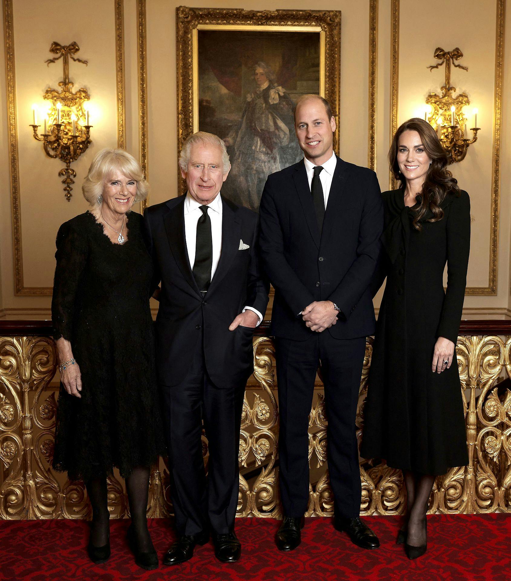 Det nye billede viser kongen og hans tronarving sammen med deres respektive hustruer. Bag dem troner et portræt af kong George III.
