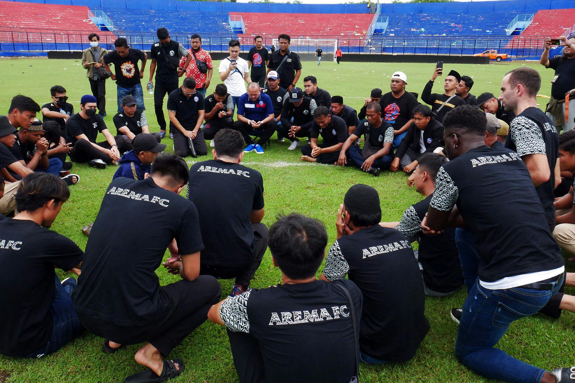 Mandag var spillere og ledelse fra Arema FC samlet på stadion for at mindes ofrene fra lørdagens optøjer.