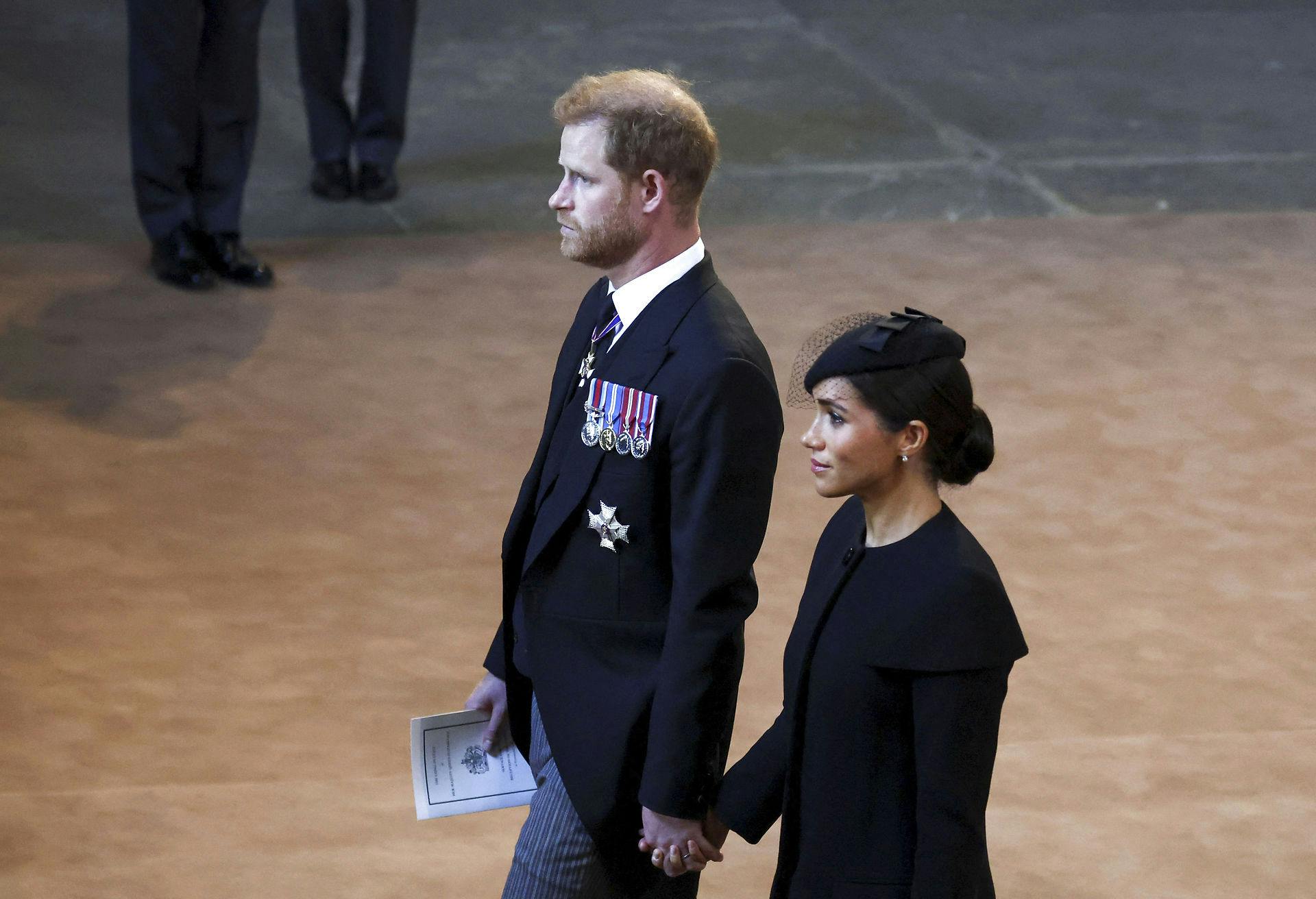 Prins Harry og Meghan var på Buckingham Palace, da det nye portrætbillede blev taget. At de ikke er med på billedet, understreger, at de ikke længere er en officiel del af det britiske kongehus.