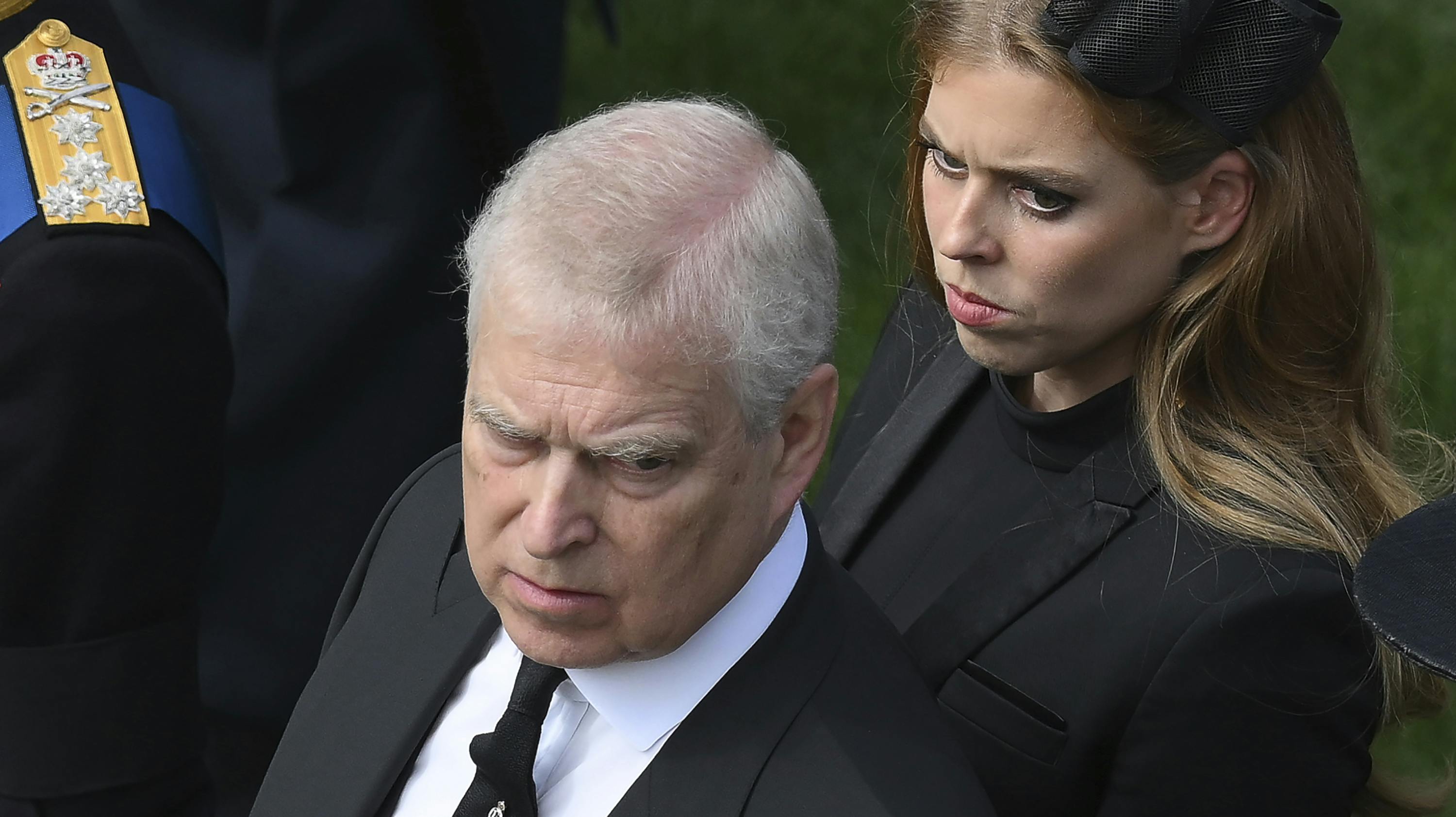 Prins Andrew blev svinet til, da dronning Elizabeths kiste blev båret gennem gaderne.