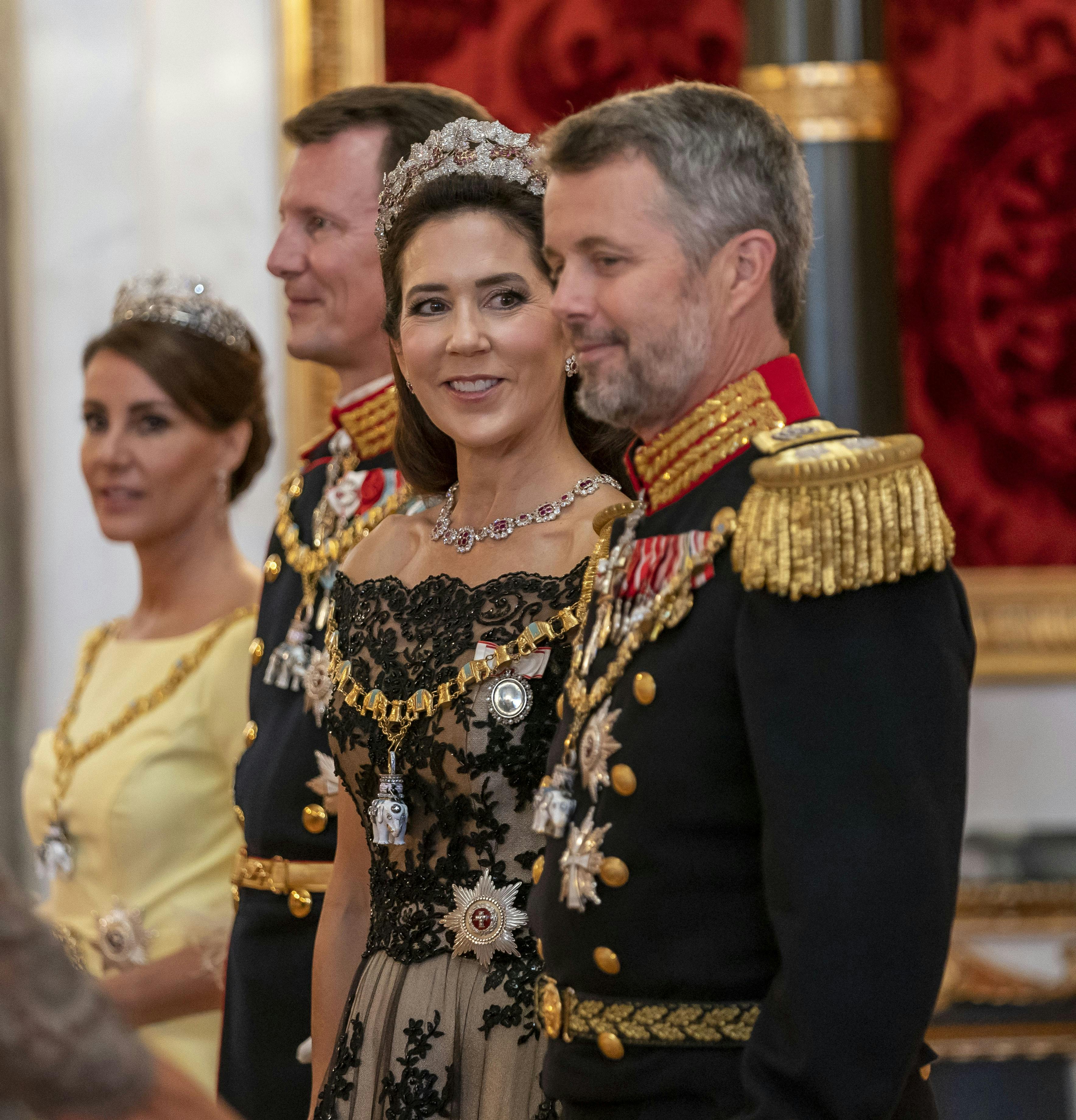 Mens Joachim og Marie er blevet skubbet helt Paris, bliver Kronprinsparret kørt i stilling. Dette billede er fra Dronningens Regeringsjubilæum den 11. september og sidste gang familien er set samlet. 