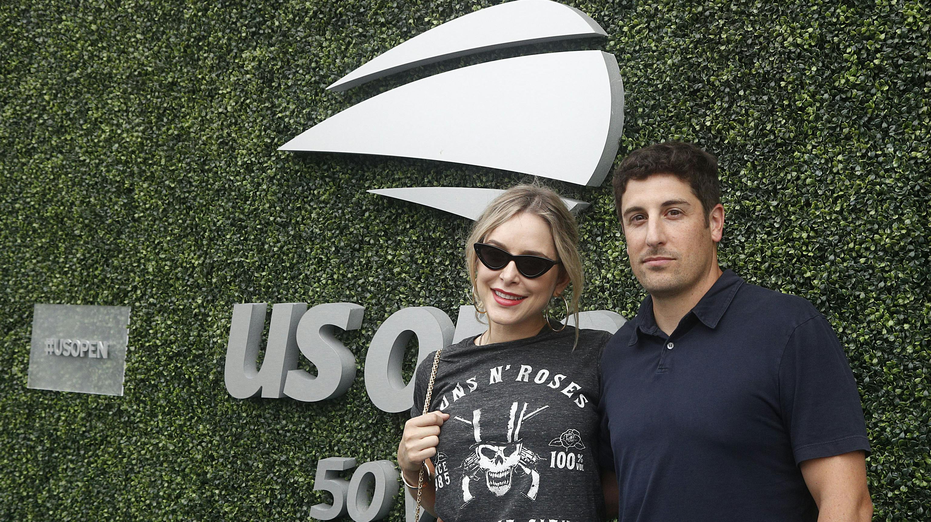 Jenny Mollen sammen med manden Jason Biggs. nbsp;