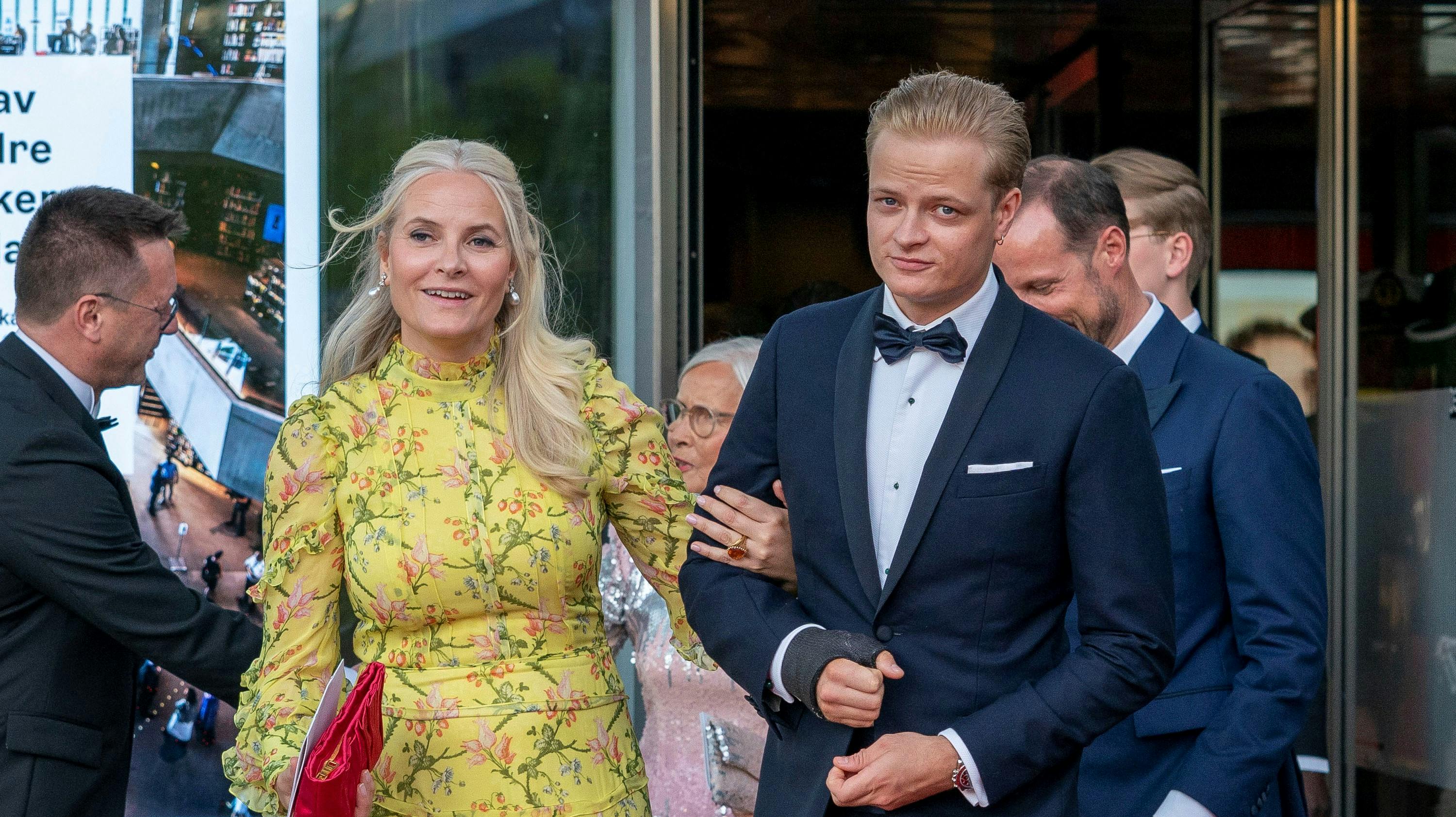 Marius Borg Højby har vist kronprinsesse Mette-Marit sin nye kærlighed, Nora Haukland.