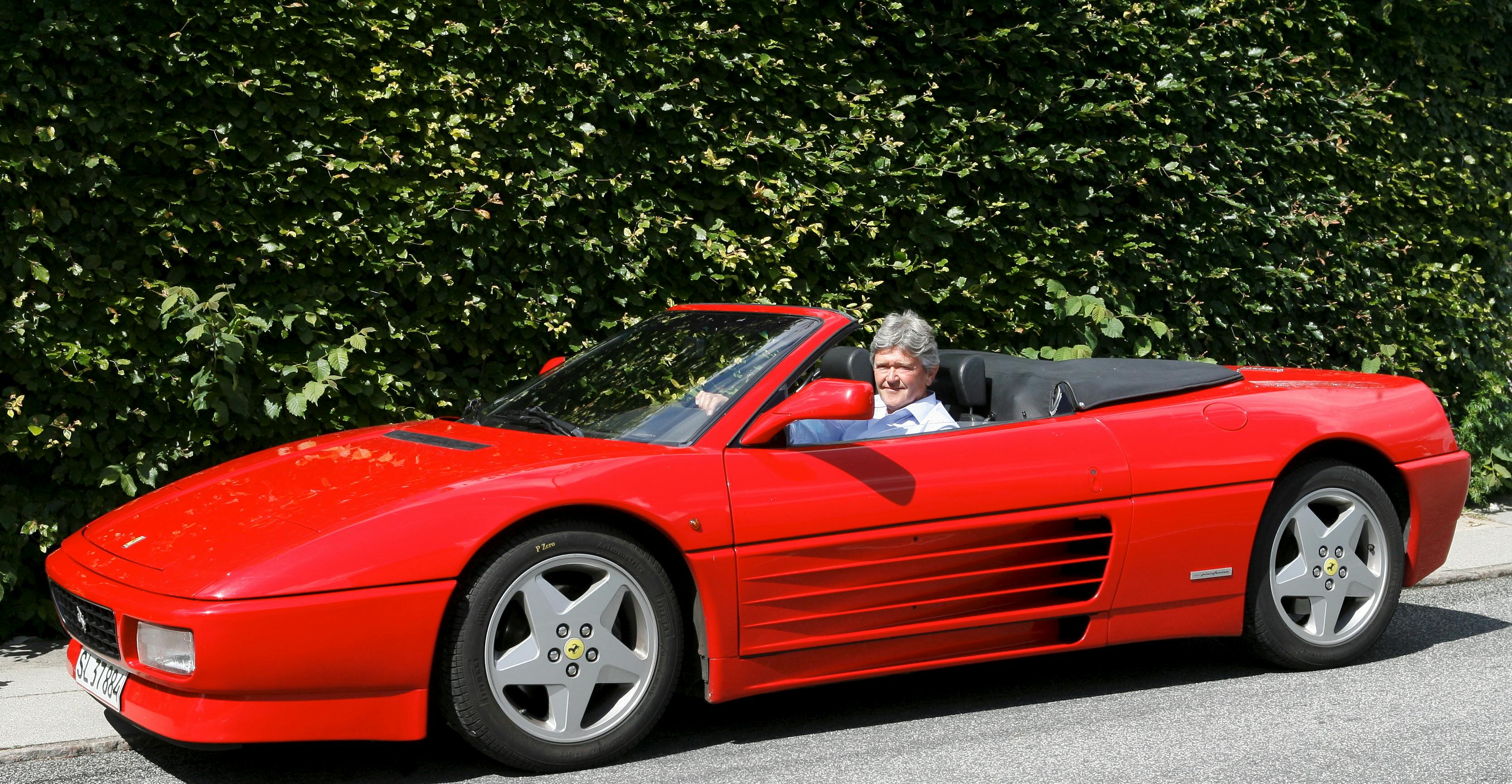 SE og HØR besøgte Jan Fog i 2008, hvor ugebladet lavede et lille photoshoot med ejendomsmægleren i hans elskede Ferrari. 
