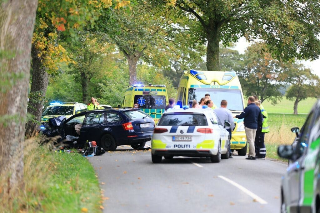 Flere veje er spærret. Det er alle stier i en nærtliggende skov også.