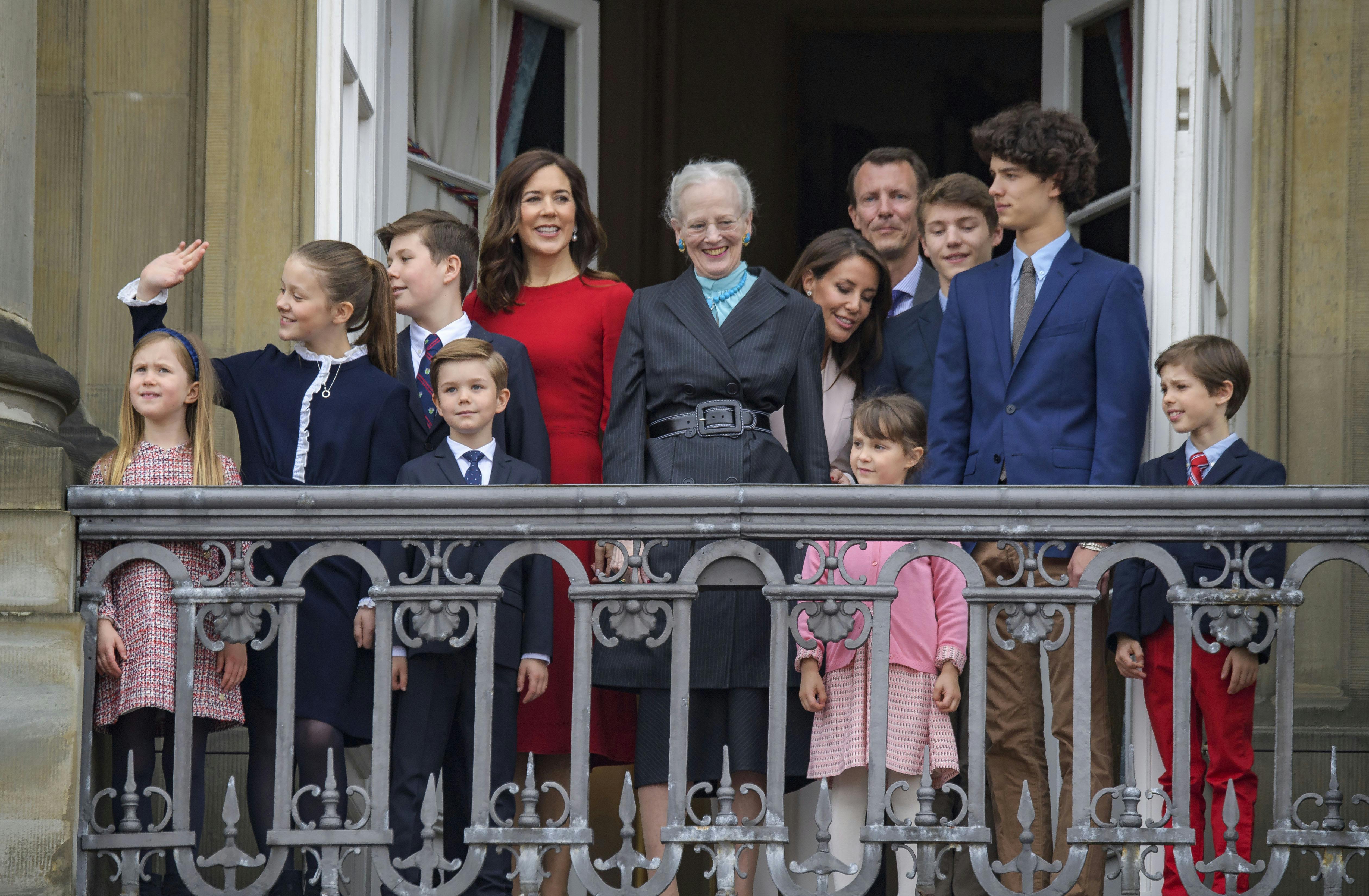 Prinsesse Josephine, prinsesse Isabella, prins Christian, prins Vincent, kronprinsesse Mary, dronning Margrethe, prinsesse Marie, prins Joachim, prinsesse Athena, prins Felix, prins Nikolai og prins Henrik