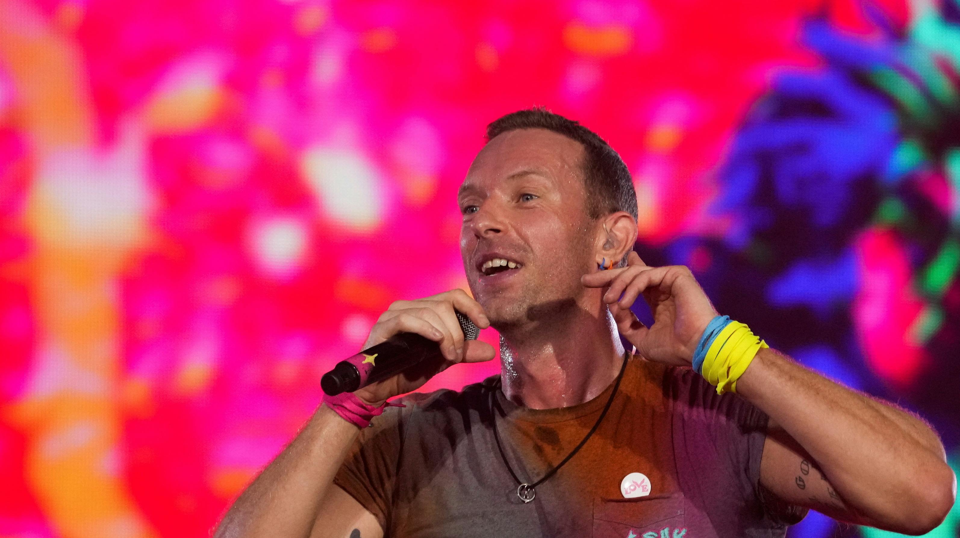 Coldplay har allerede skudt deres verdensturné "Music of the Spheres World Tour" i gang - her på Wembley i august 2022. Men nu har forsangeren lagt sig med sygdom&nbsp;