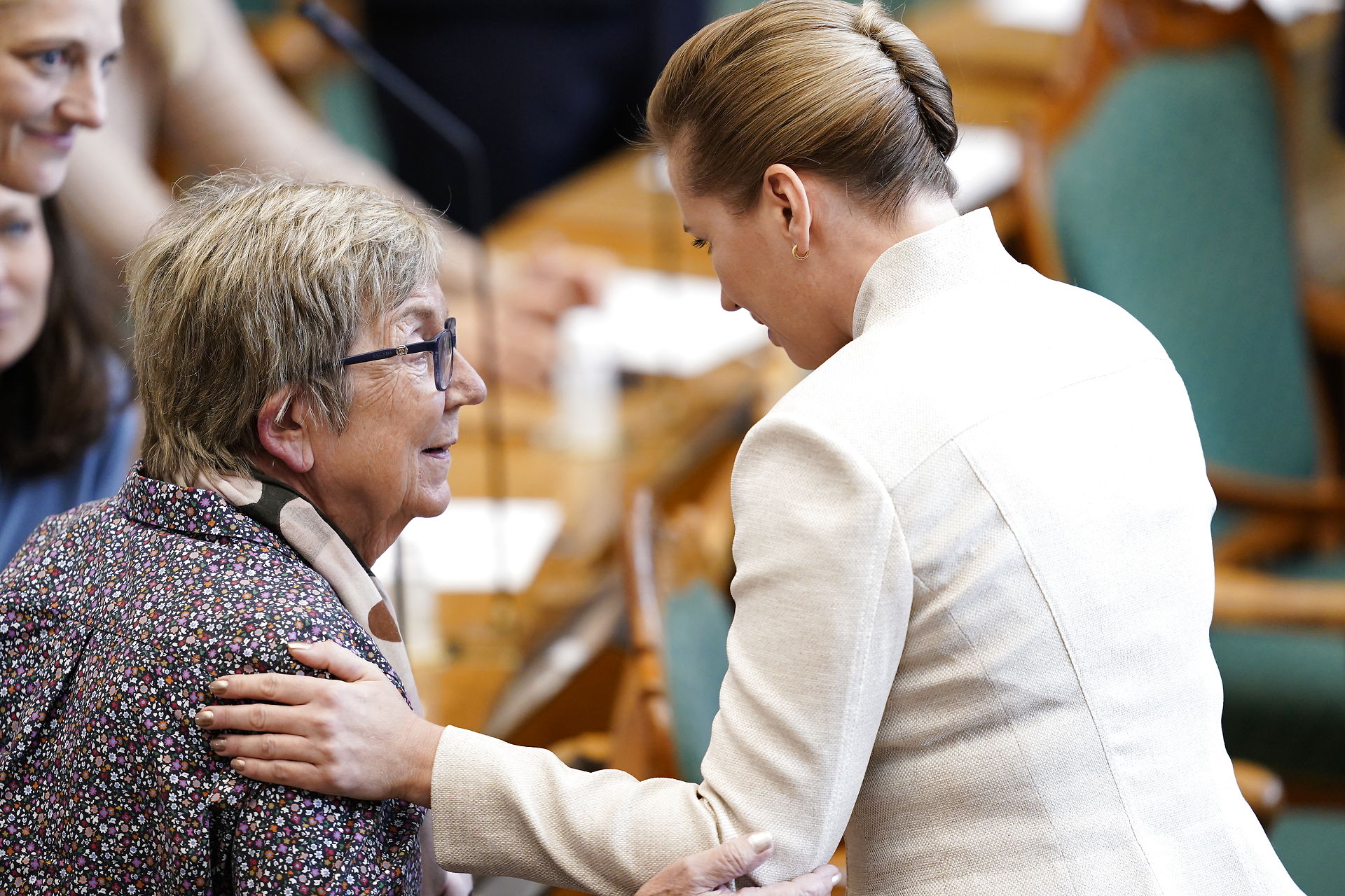 Mette Frederiksen overrasker på talerstolen pic