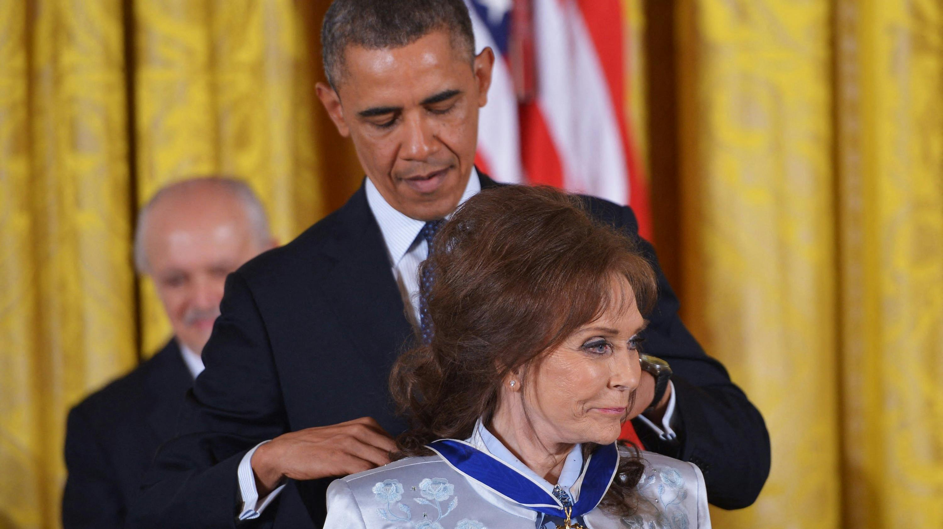 Loretta Lynn blev i 2013 hædret med en Presidential Medal of Freedom, der dengang blev overrakt af Barack Obama.