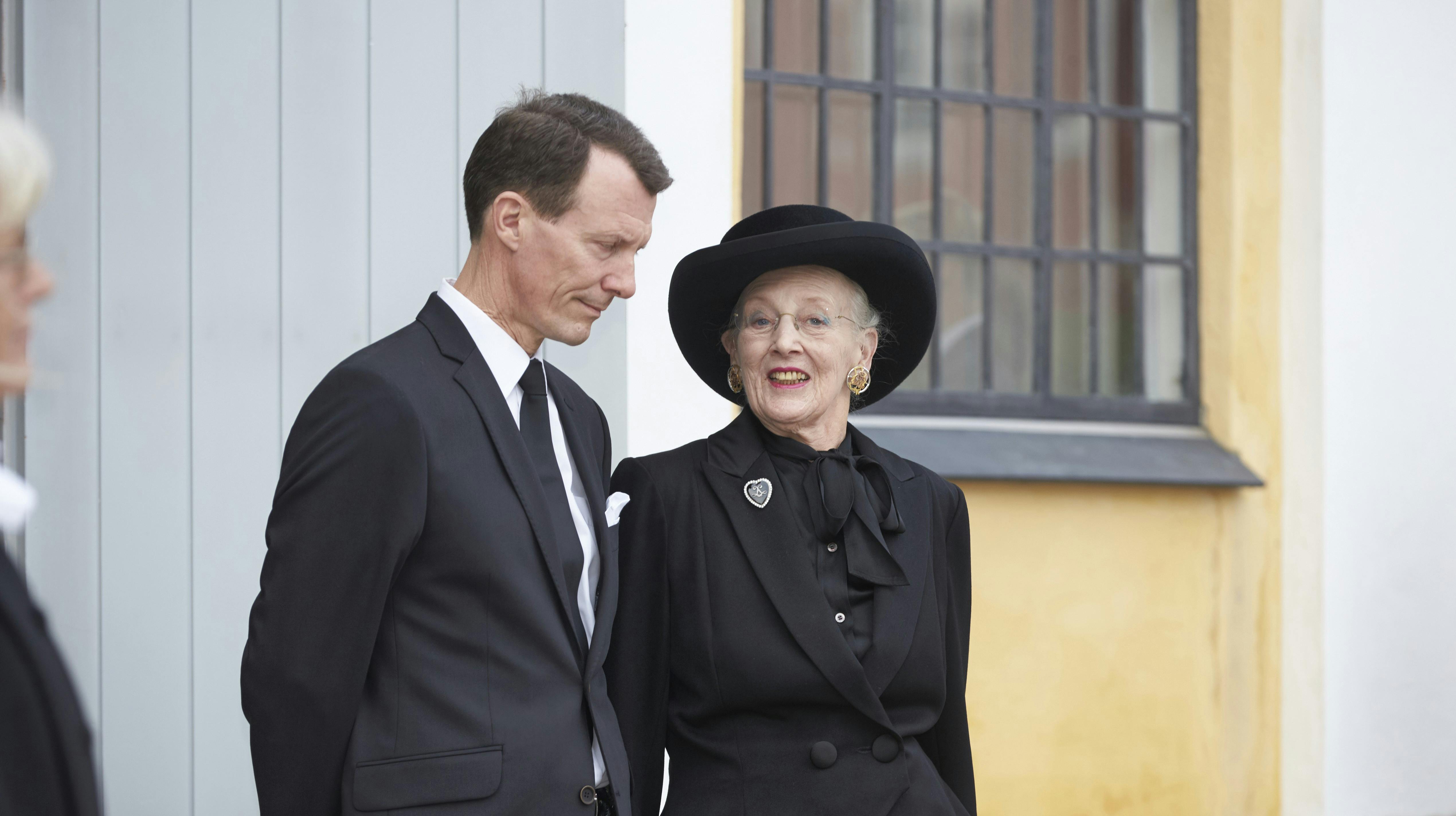 Selv om hun har såret sin søn dybt, har dronning Margrethe tilsyneladende ikke fundet tid eller lyst til at ringe personligt til ham for at tale om tingene. nbsp;