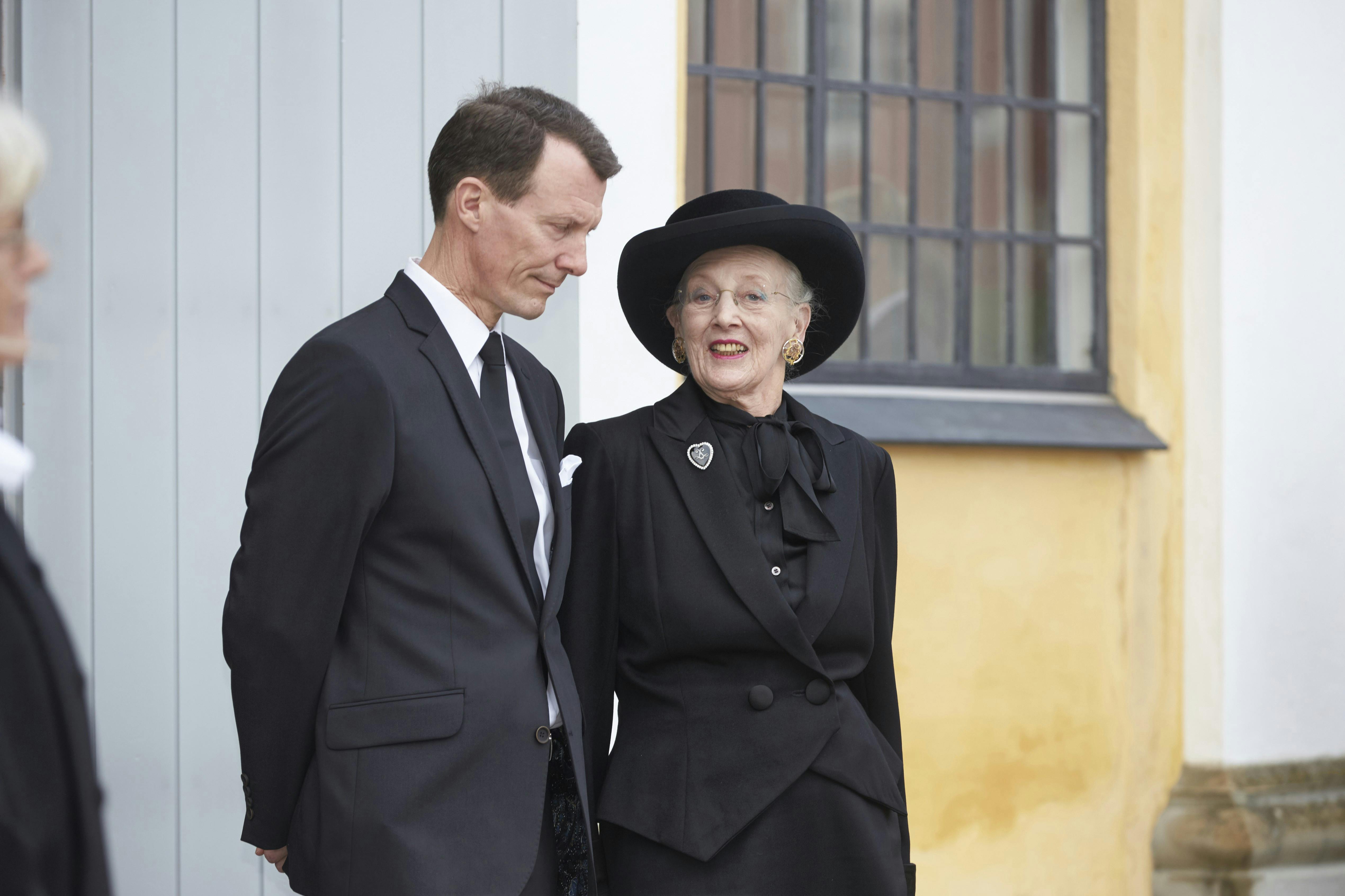 Selv om hun har såret sin søn dybt, har dronning Margrethe endnu ikke talt personligt med prins Joachim om tingene.&nbsp;
