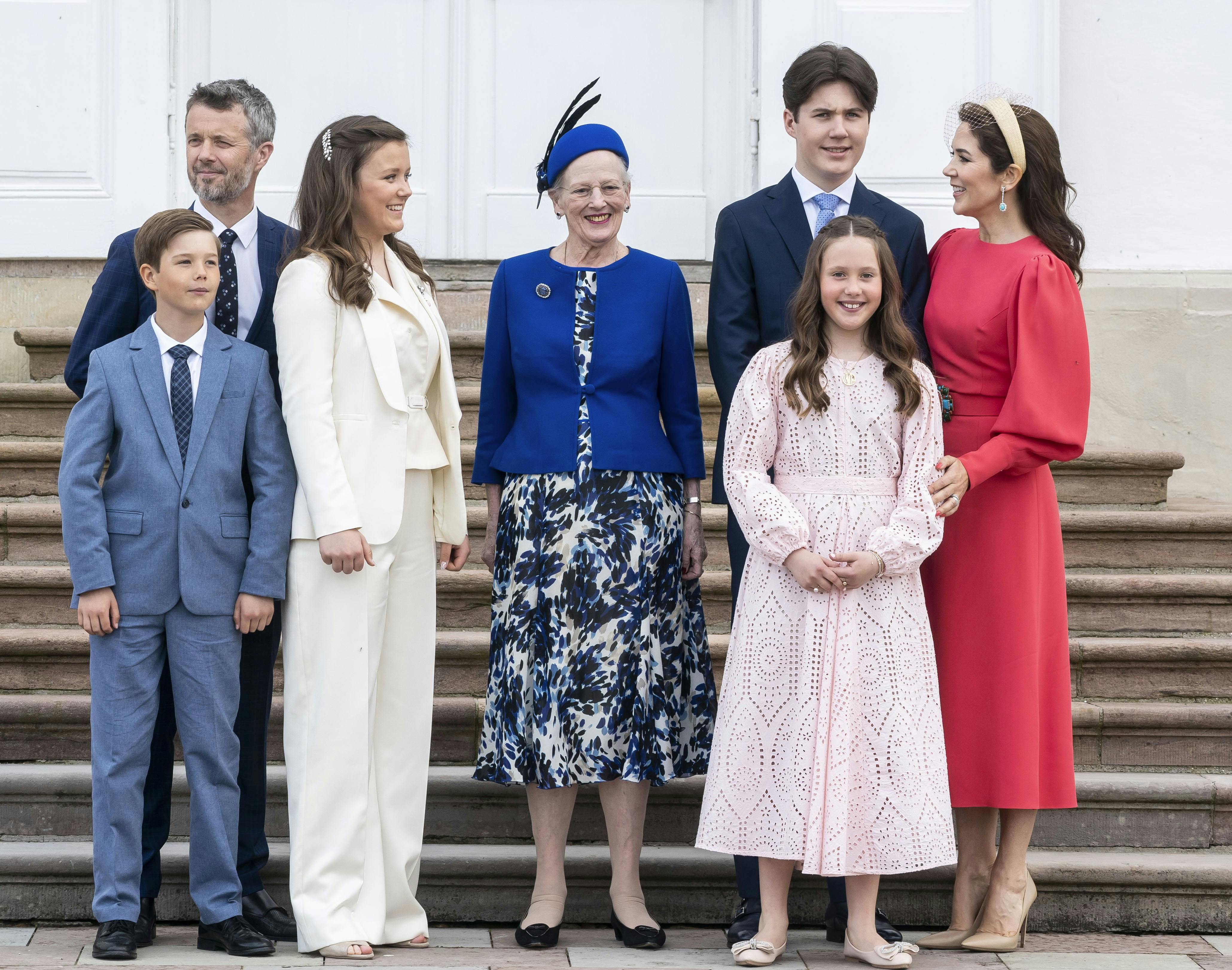 Prins Vincent, kronprins Frederik, prinsesse Isabella, dronning Margrethe, prins Christian, prinsesse Josephine og kronprinsesse Mary
