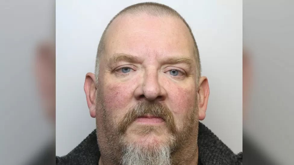 58-årige Ian Roper er blevet idømt 29 måneders fængsel for at have begået et seksuelt overgreb mod et kvindeligt offer, som han havde hypnotiseret.