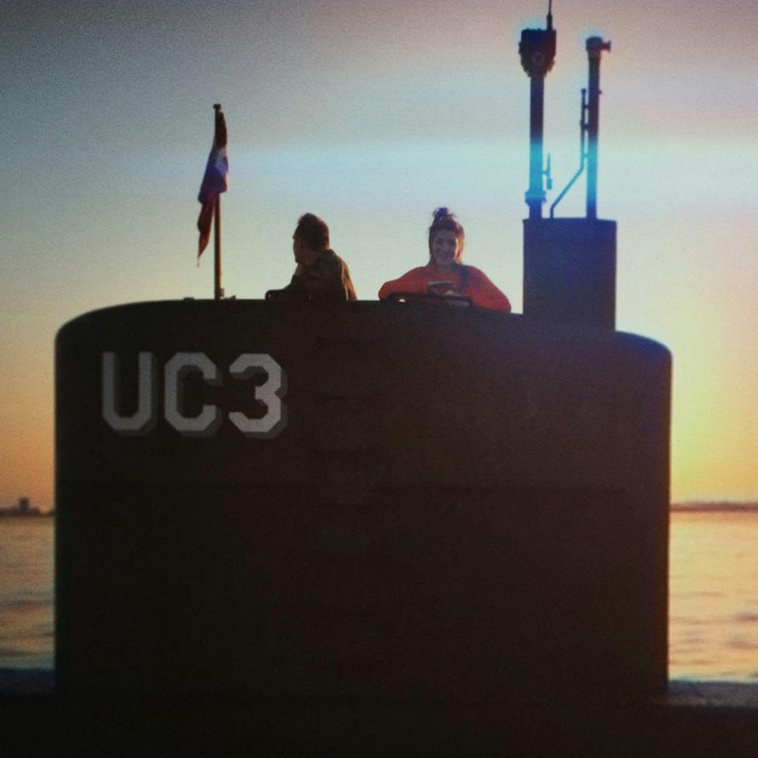 Peter Madsen og Kim Wall sejlede sammen ud på et dyk torsdag den 10. august 2017, og kun han vendte hjem i live. Netflixs "Into the Deep" skildrer tiden fra hele værkstedets omdrejningspunkt forsvinder til han bliver dømt for drabet på Wall. 