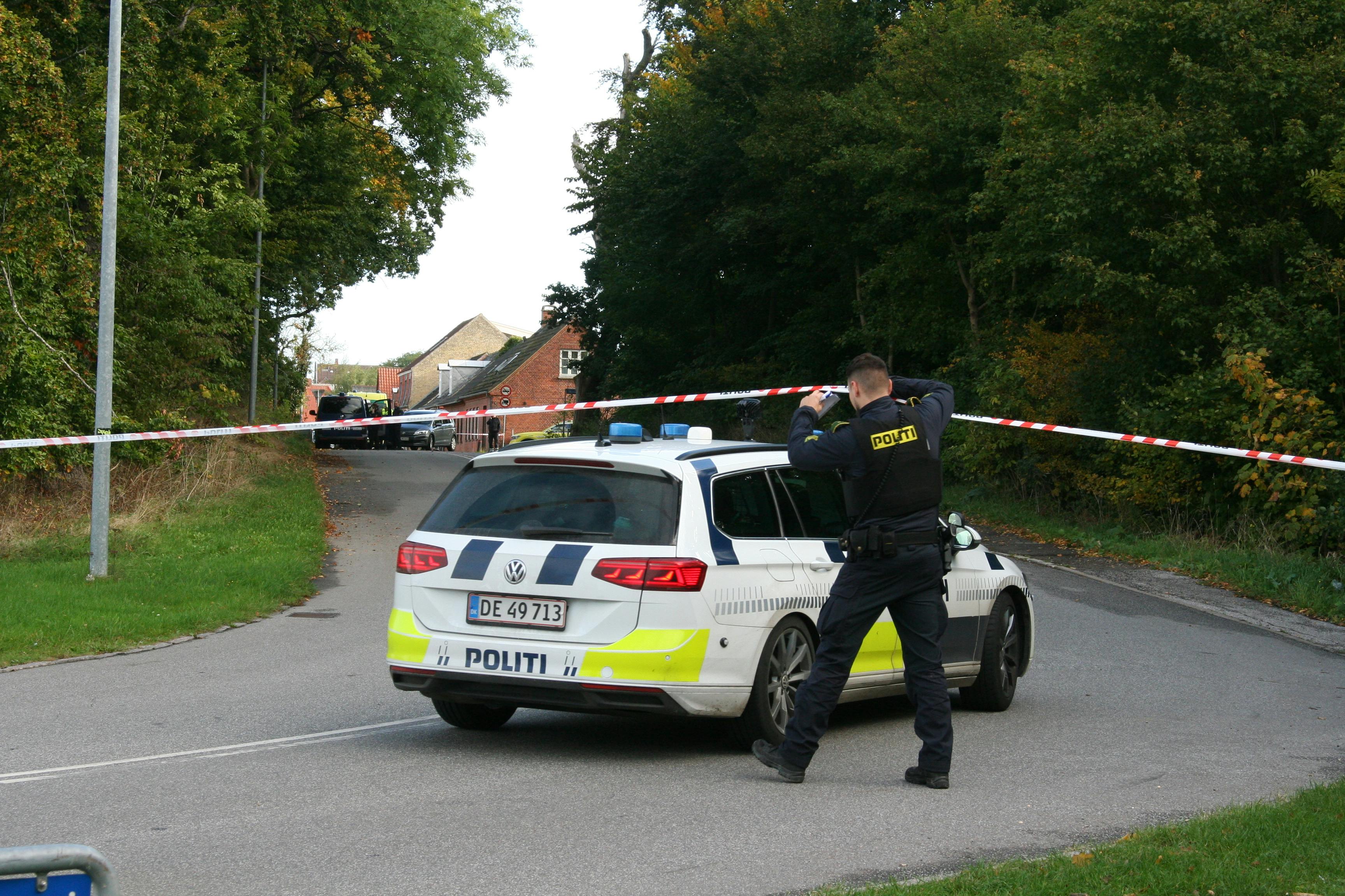 Siden mandag morgen har politiet afspærret et hus her på Chr. Winthersvej i Kalundborg. Politiet fortæller nu, at der er blevet begået et drab på en 53-årig mand på adressen.