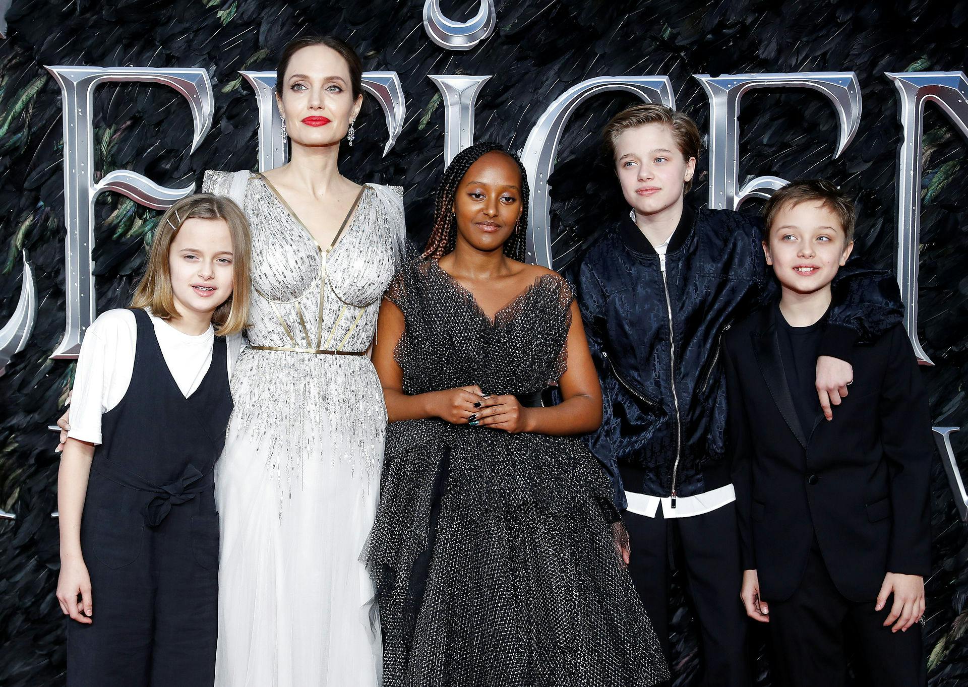 Angelina Jolie med fire af sine i alt seks børn til premieren på "Maleficent: Mistress of Evil" i 2019.
