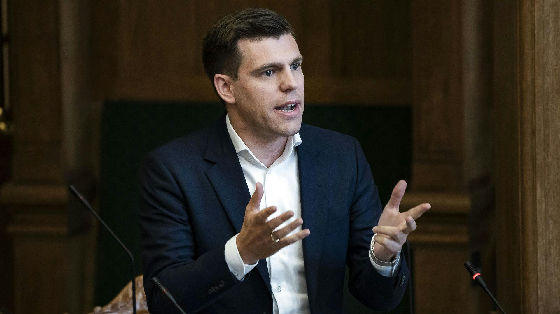 Morten Dahlin (V) har været i gang tidligt i morges med at dele flyers ud.