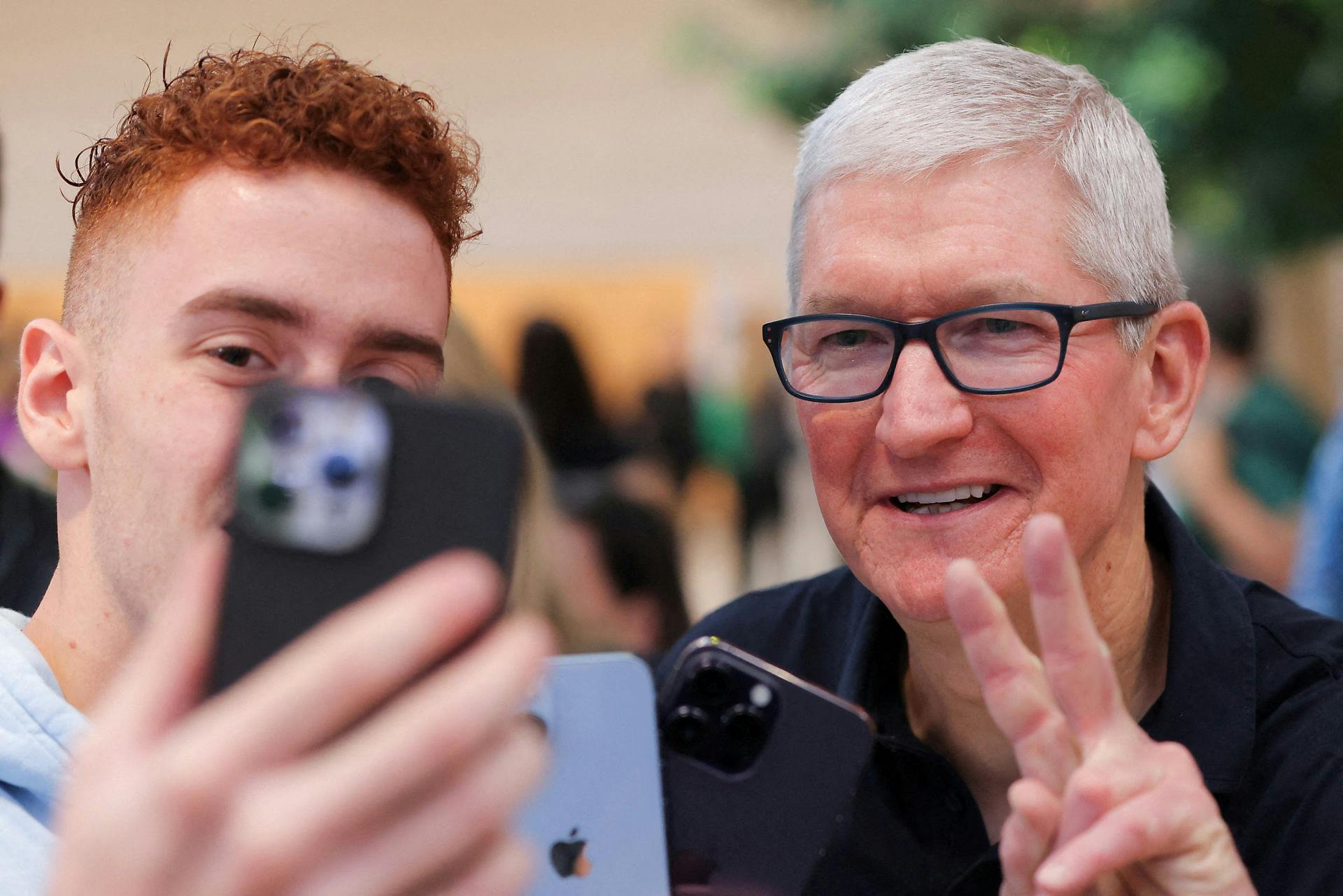 Spørgsmålet er nu, hvilket modtræk Apples topchef Tim Cook vælger. En løsning for Apple kan være helt at fjerne den fysiske ladeport fra iPhones og i stedet gå over til magnetisk opladning.