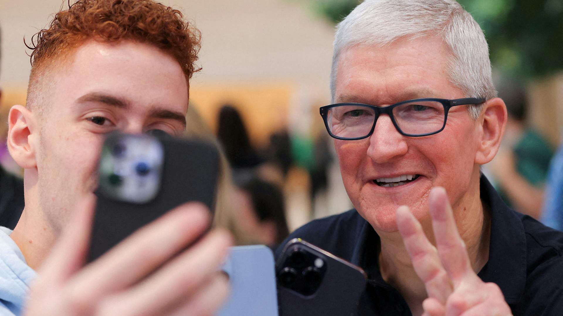 Spørgsmålet er nu, hvilket modtræk Apples topchef Tim Cook vælger. En løsning for Apple kan være helt at fjerne den fysiske ladeport fra iPhones og i stedet gå over til magnetisk opladning.