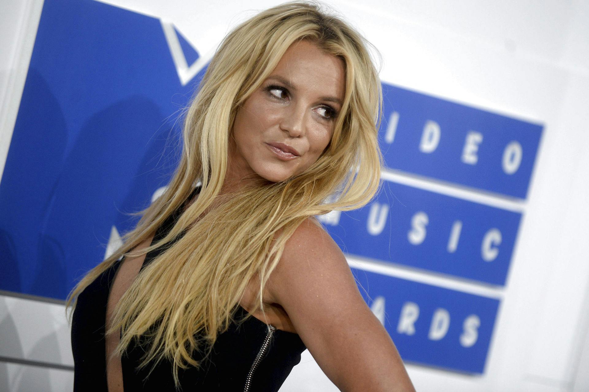 Britney Spears har over for sine fans afsløret, at hun endnu en gang har klippet sit hår af.