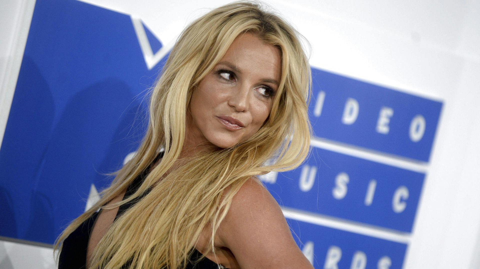 Britney Spears har over for sine fans afsløret, at hun endnu en gang har klippet sit hår af.
