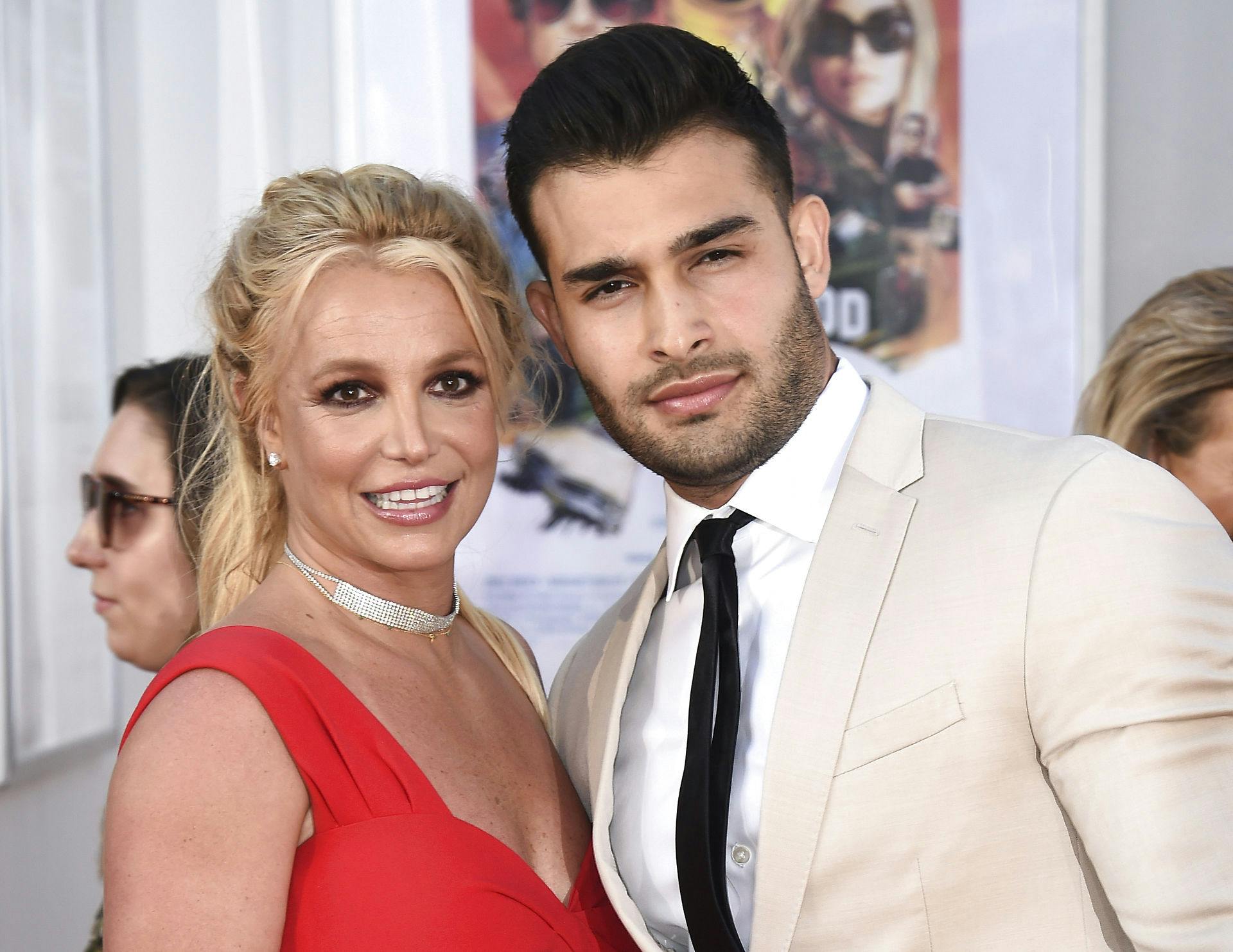Britney Spears danner par med den 28-årige fitnessguru og skuespiller Sam Asghari.