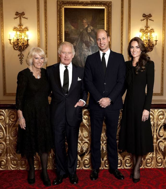 Portrættet af Camilla Barker-Bowles (tv.), kong Charles, prins William og Kate Middleton, som Meghan og Harry eftersigende skulle have svaret på ved at offentliggøre deres eget portræt.
