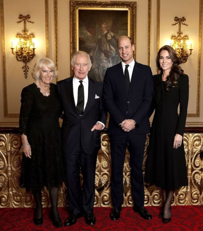 Portrættet af Camilla Barker-Bowles (tv.), kong Charles, prins William og Kate Middleton, som Meghan og Harry eftersigende skulle have svaret på ved at offentliggøre deres eget portræt.